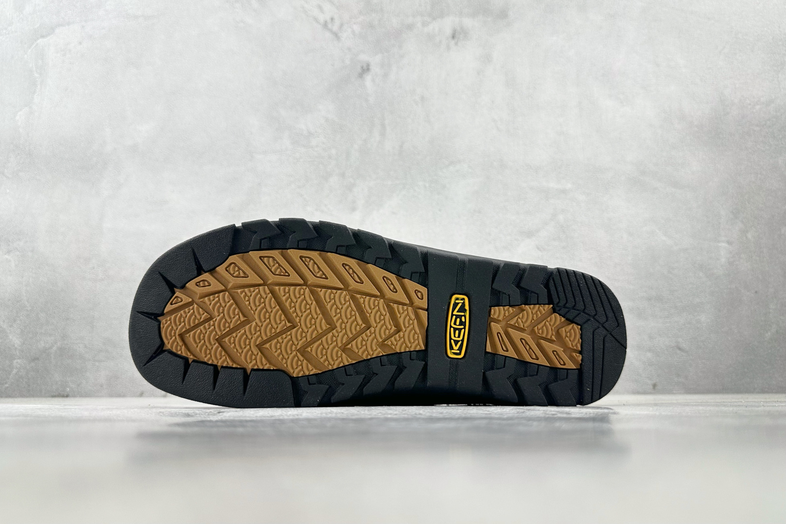 KN 
KEEN Jasper Rocks 棕黑

货号：
尺码：36 36.5 37 38.5 39 