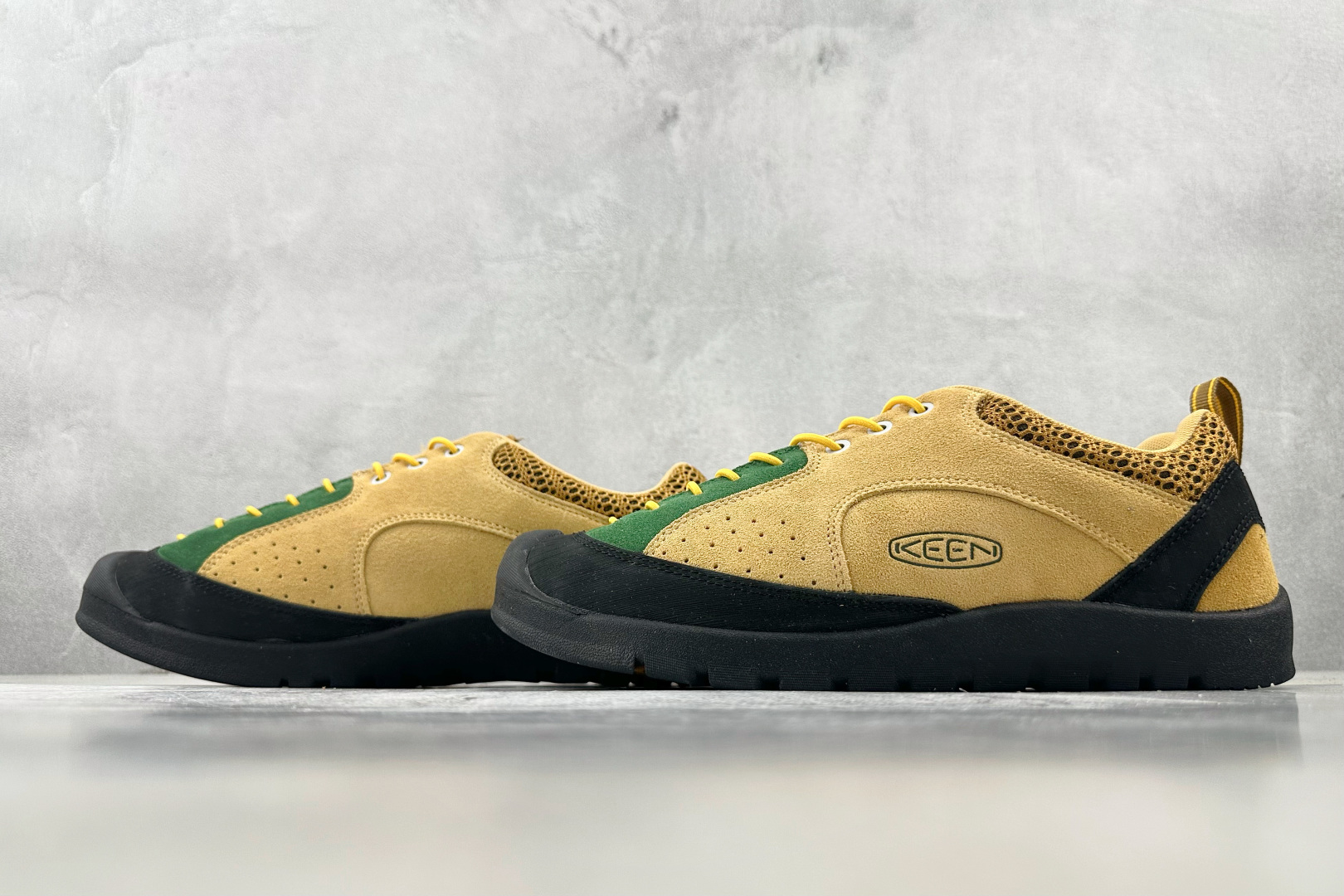 KN 
KEEN Jasper Rocks 棕黑

货号：
尺码：36 36.5 37 38.5 39 