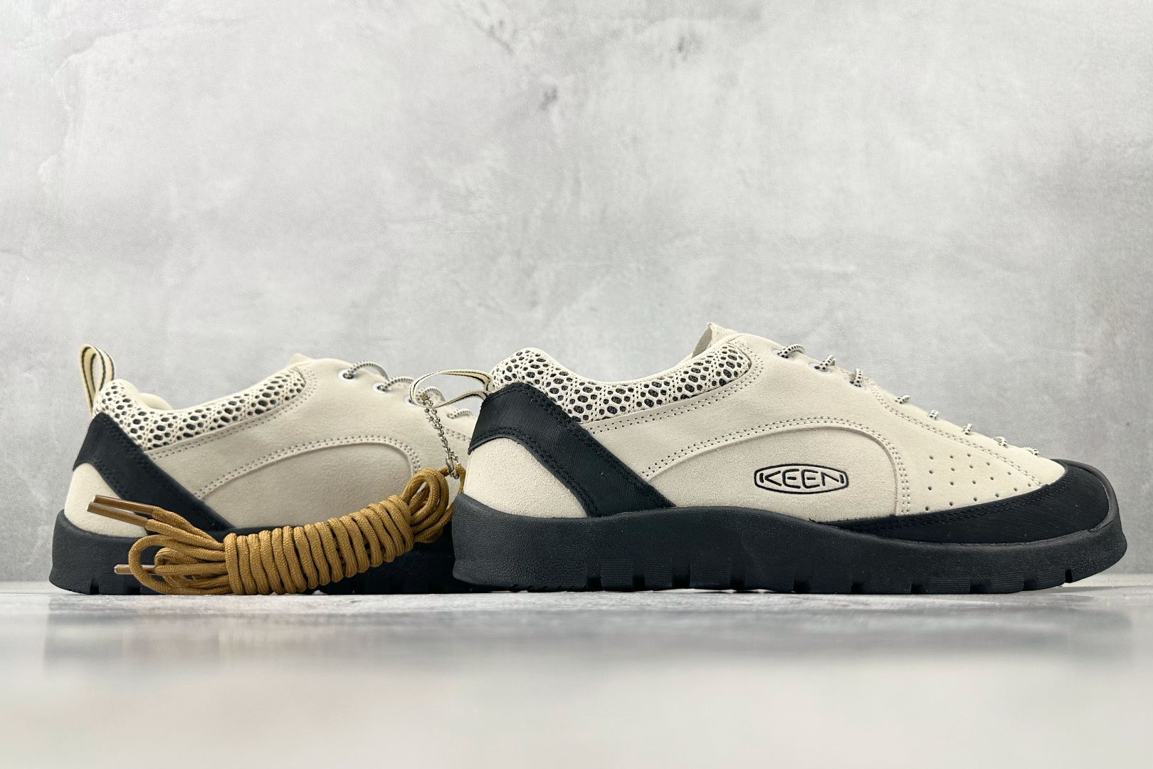 KN 
KEEN Jasper Rocks SP 米黑

货号：
尺码：36 36.5 37 38.5 