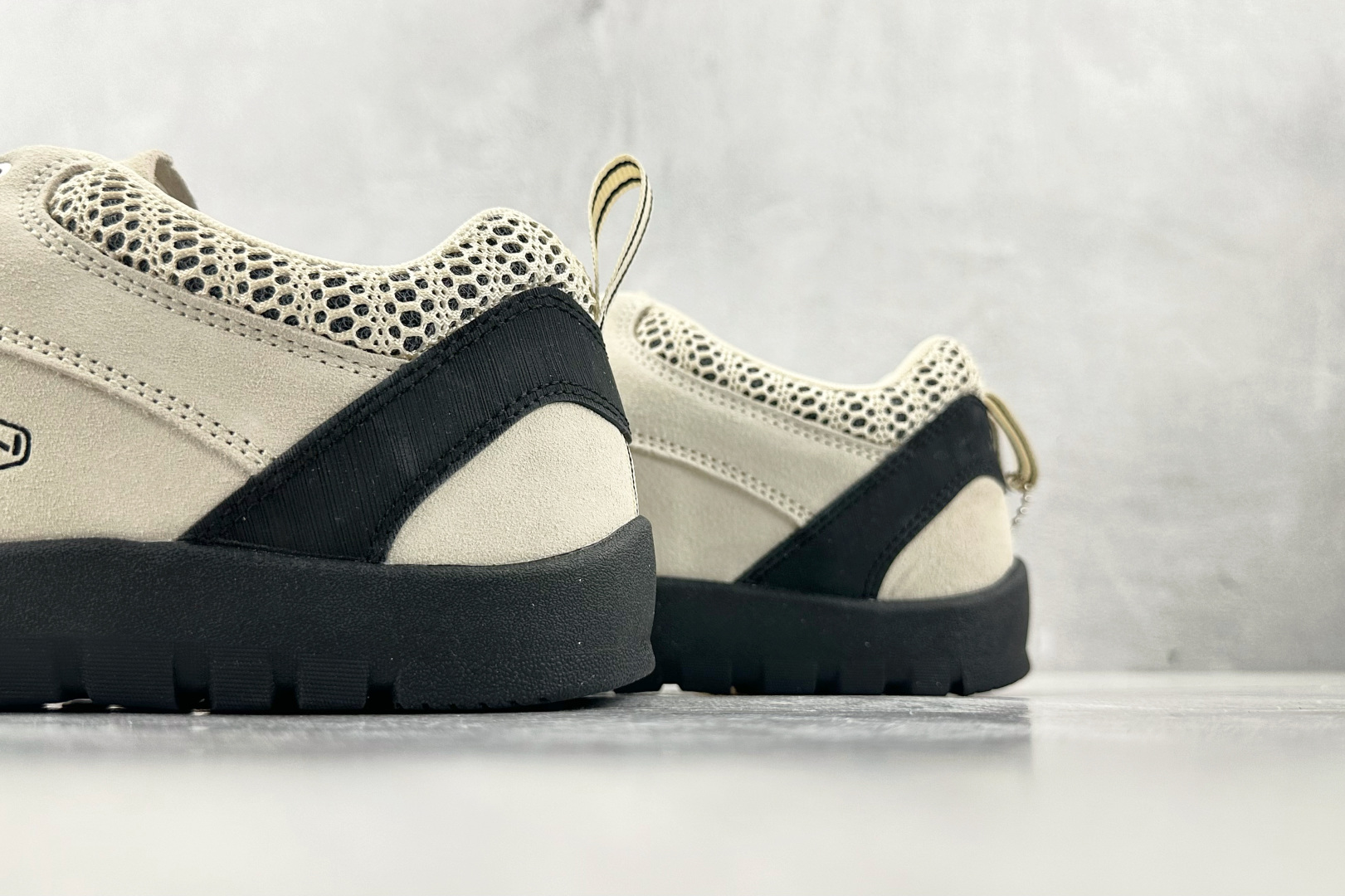 KN 
KEEN Jasper Rocks SP 米黑

货号：
尺码：36 36.5 37 38.5 