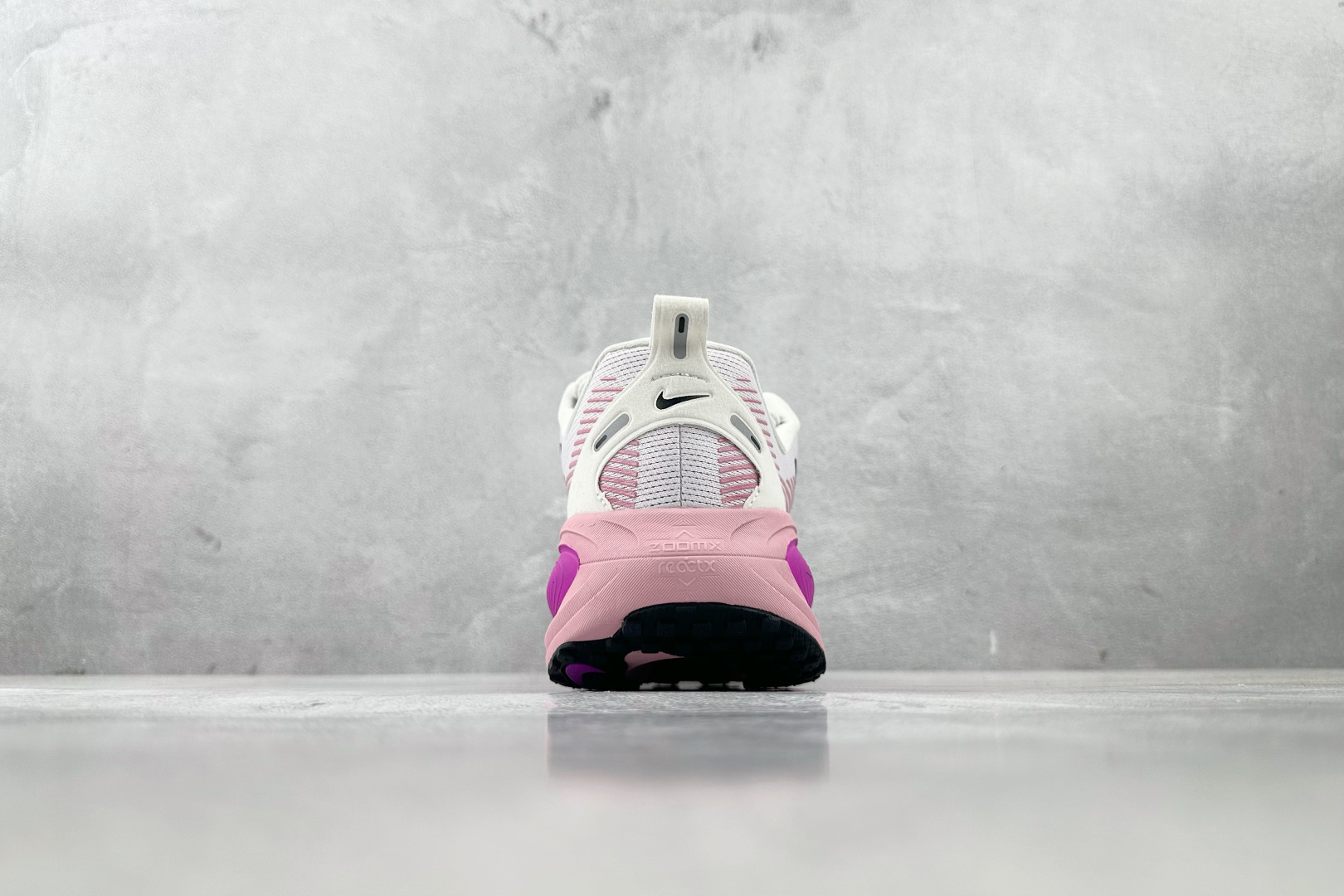 GT 
全套数据私模 Nike Vomero 18 白粉色

货号：HM6804-105
尺码：36 3