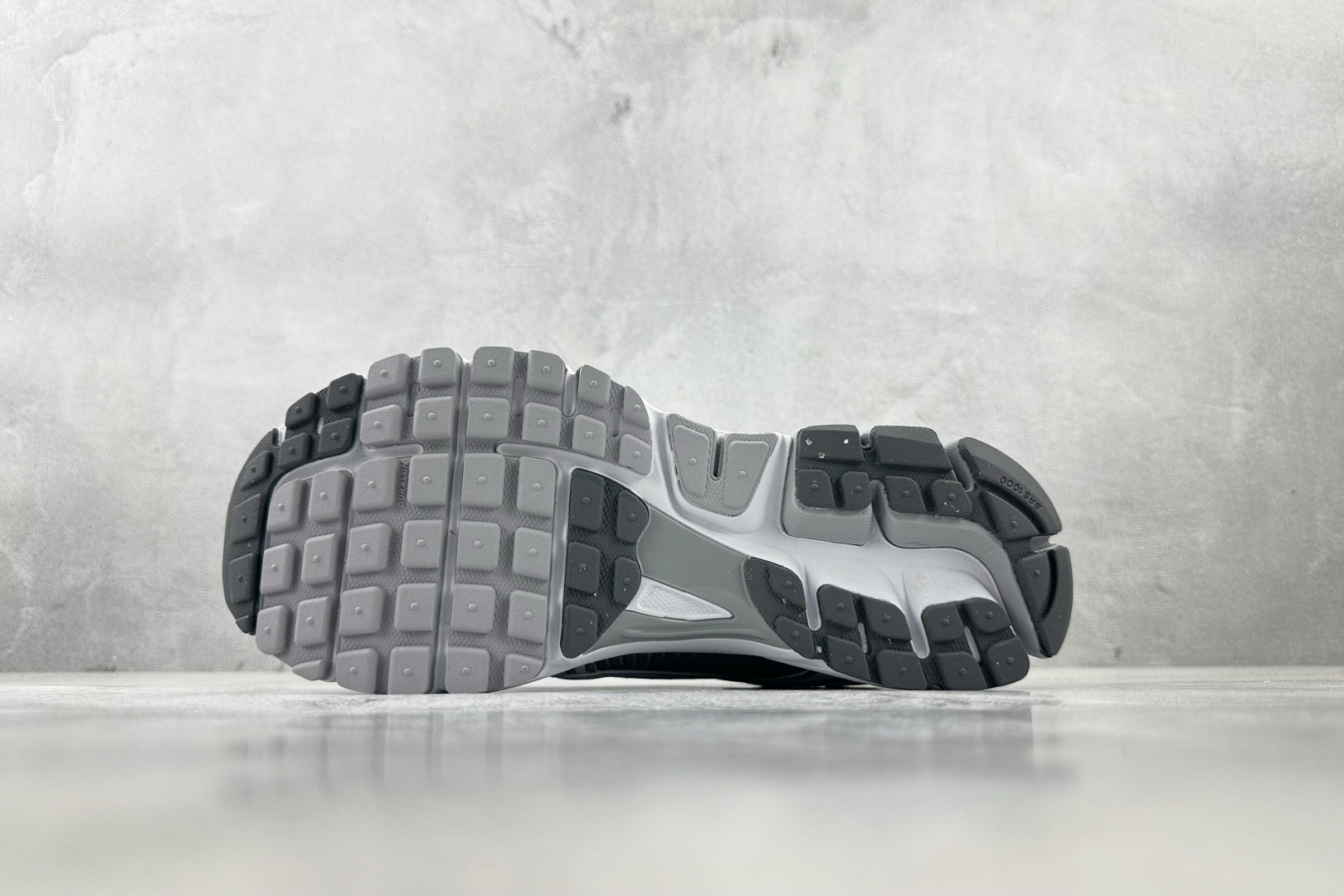 XC 
Nike Air Zoom Vomero 5 银色

货号：FJ4151-003
尺码：35.5