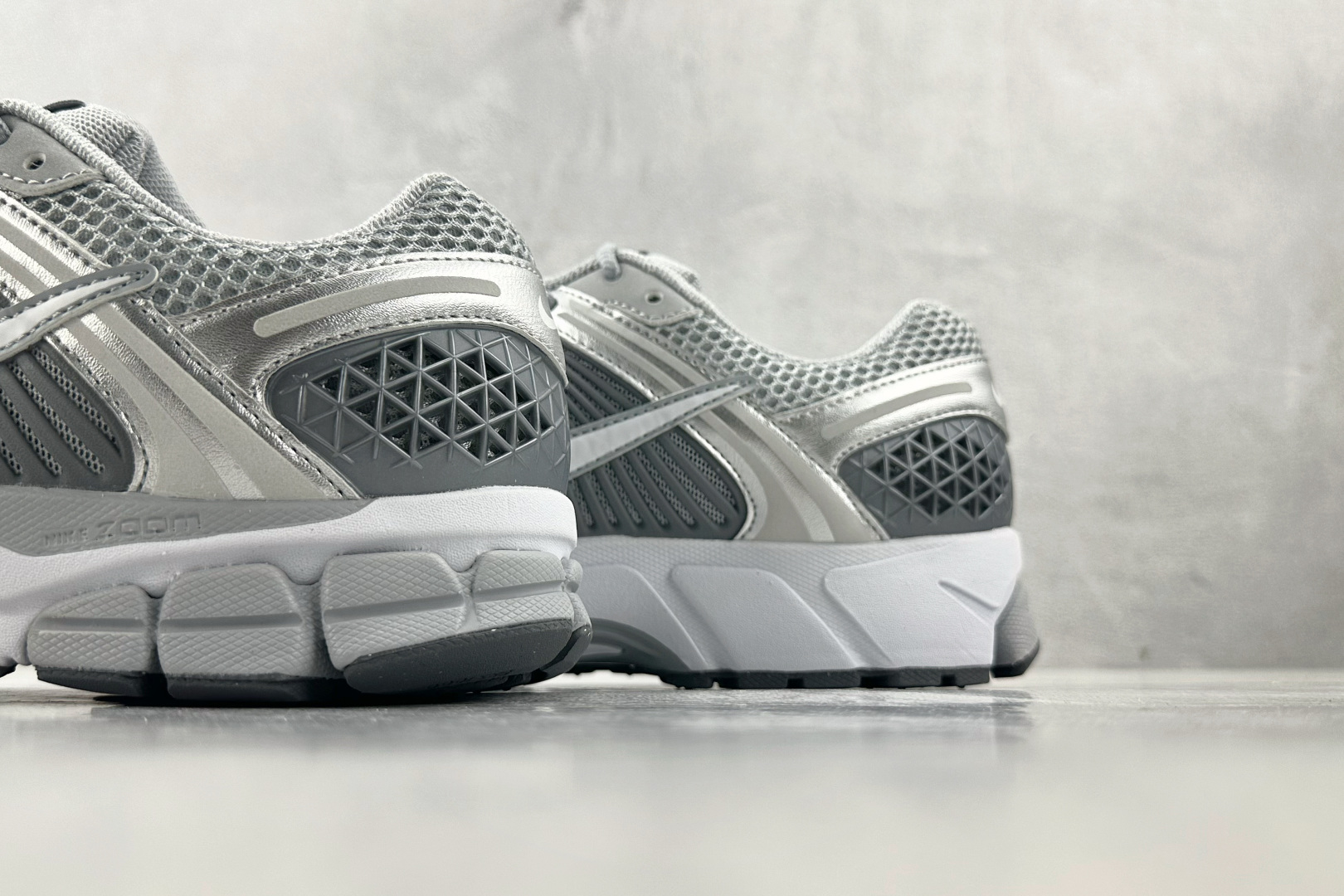 XC 
Nike Air Zoom Vomero 5 银色

货号：FJ4151-003
尺码：35.5