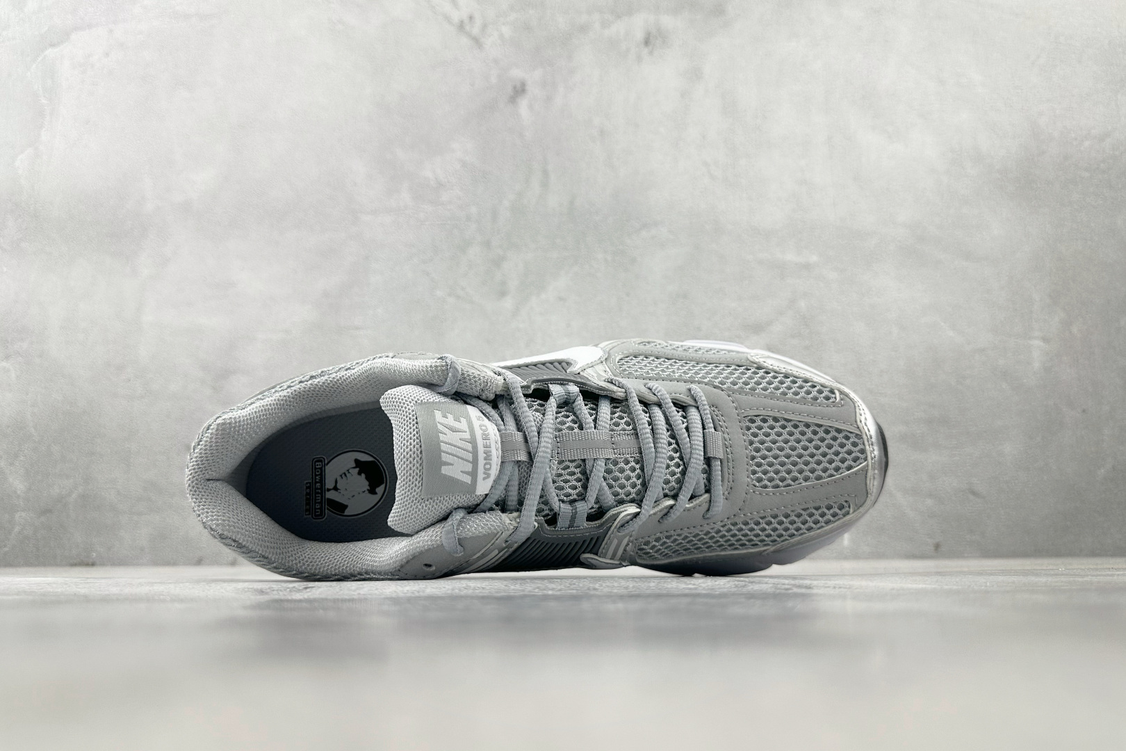 XC 
Nike Air Zoom Vomero 5 银色

货号：FJ4151-003
尺码：35.5