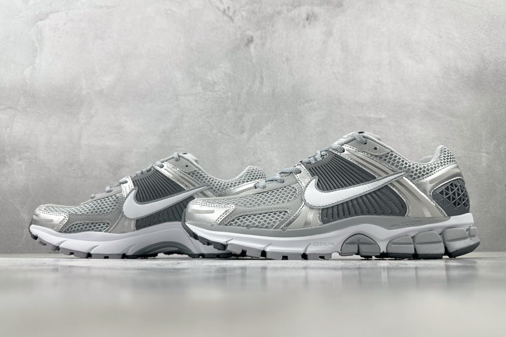 XC 
Nike Air Zoom Vomero 5 银色

货号：FJ4151-003
尺码：35.5