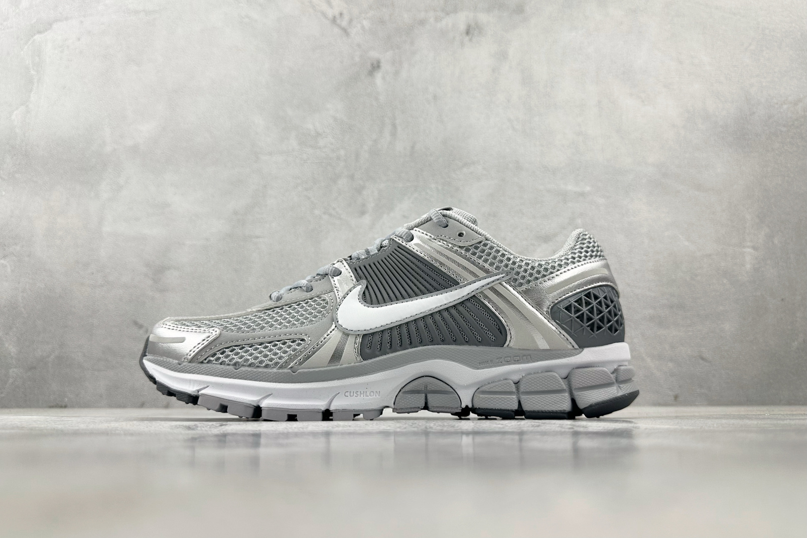 XC 
Nike Air Zoom Vomero 5 银色

货号：FJ4151-003
尺码：35.5