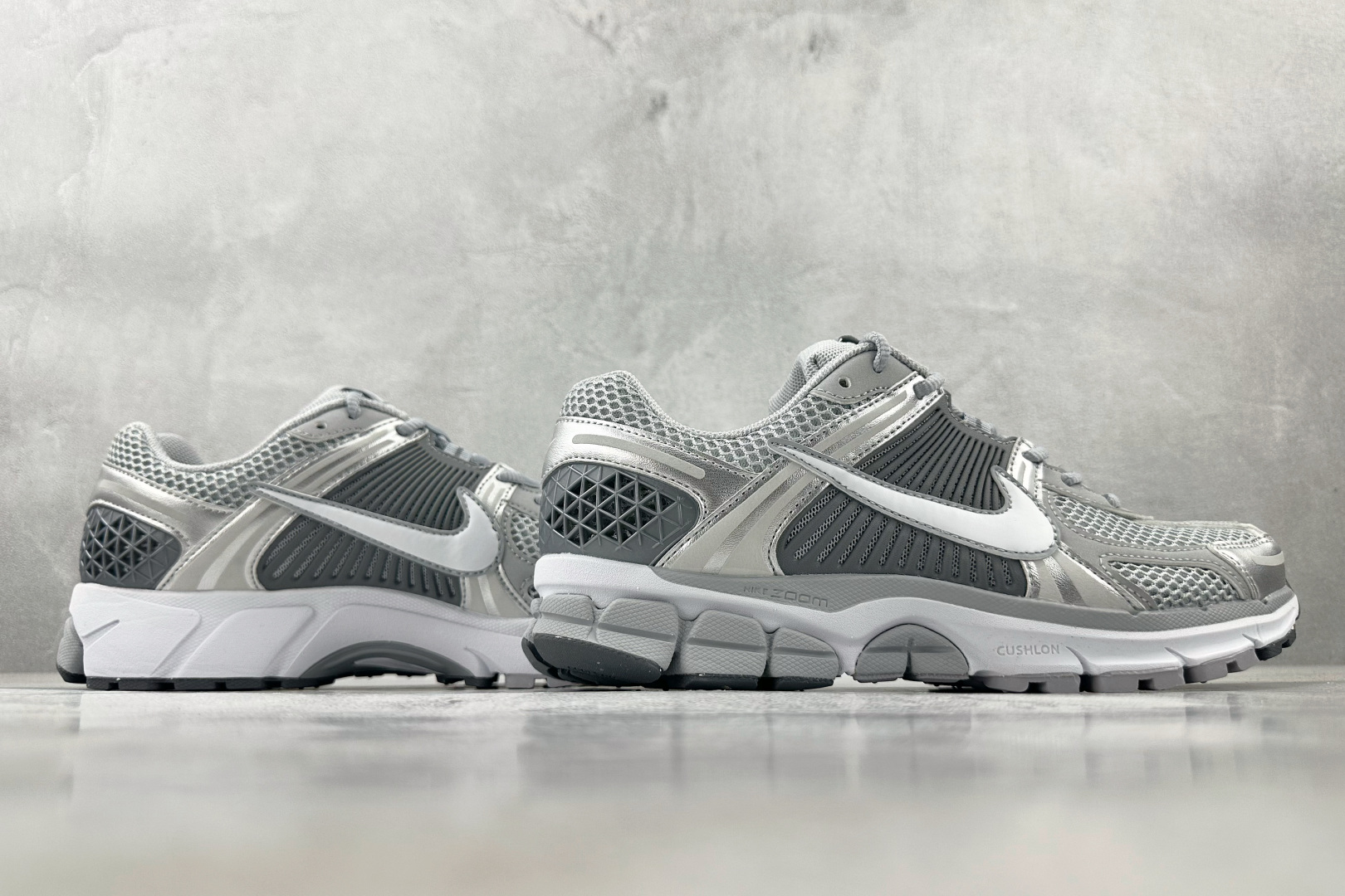 XC 
Nike Air Zoom Vomero 5 银色

货号：FJ4151-003
尺码：35.5
