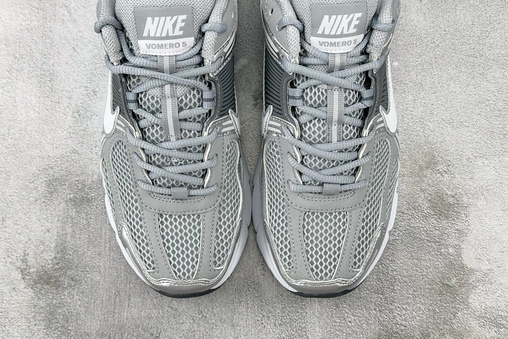 XC 
Nike Air Zoom Vomero 5 银色

货号：FJ4151-003
尺码：35.5