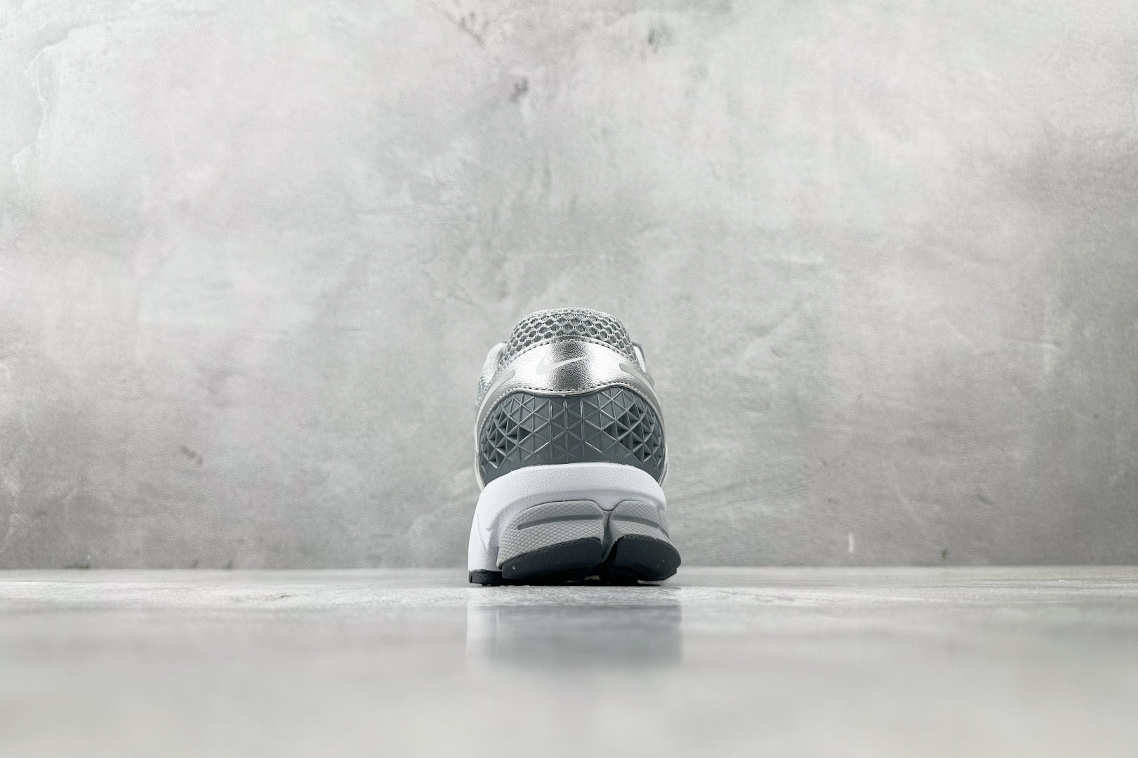 XC 
Nike Air Zoom Vomero 5 银色

货号：FJ4151-003
尺码：35.5
