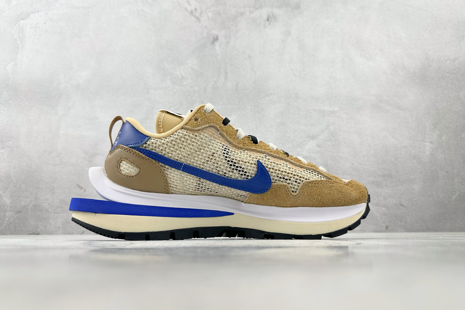 神版 
Sacai x Nike VaporWaffle 绒面革 sesame and bluevoid