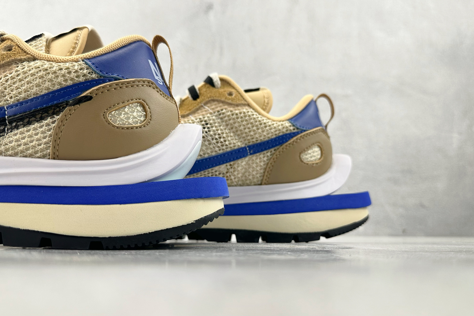 神版 
Sacai x Nike VaporWaffle 绒面革 sesame and bluevoid