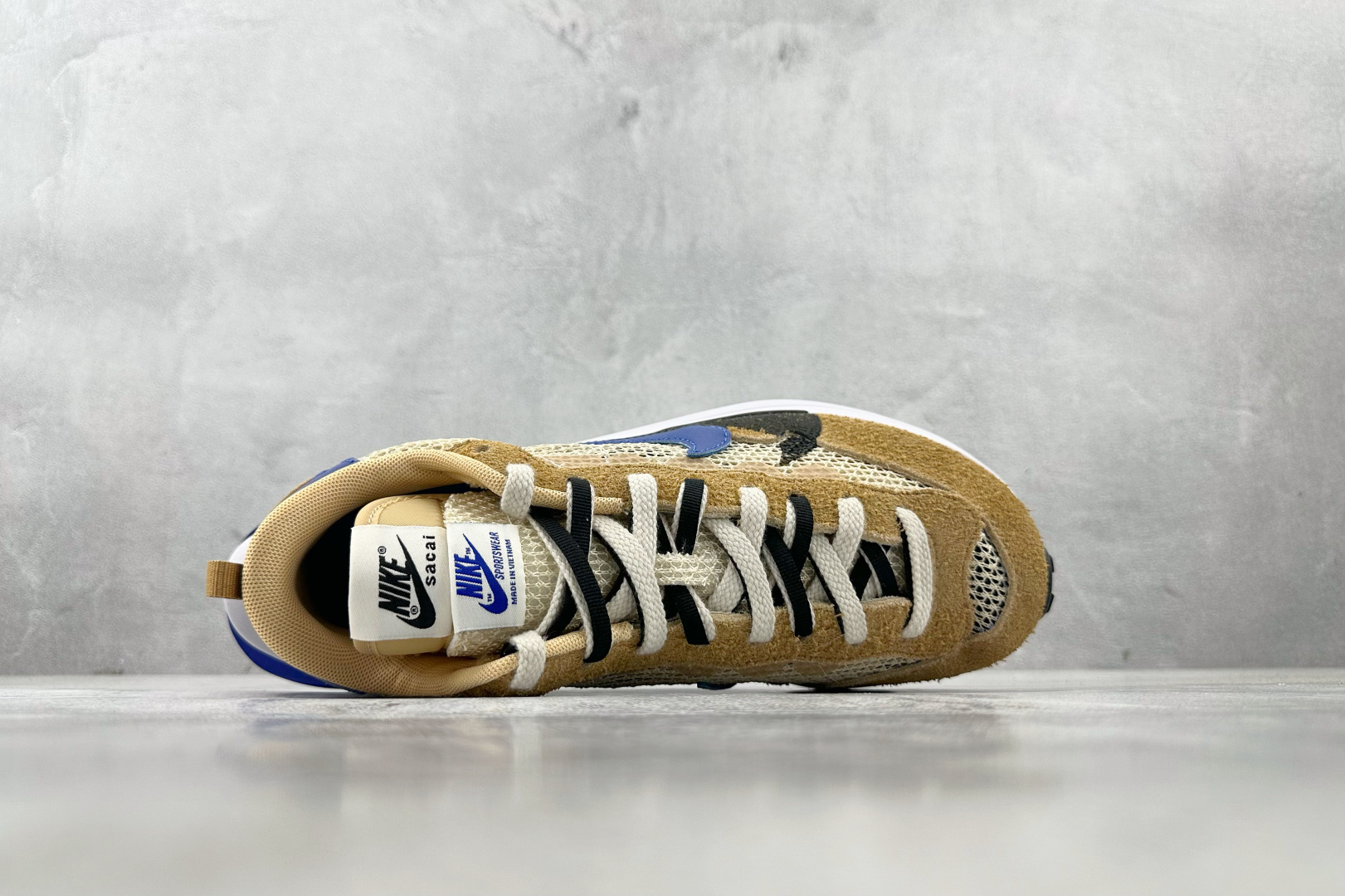 神版 
Sacai x Nike VaporWaffle 绒面革 sesame and bluevoid
