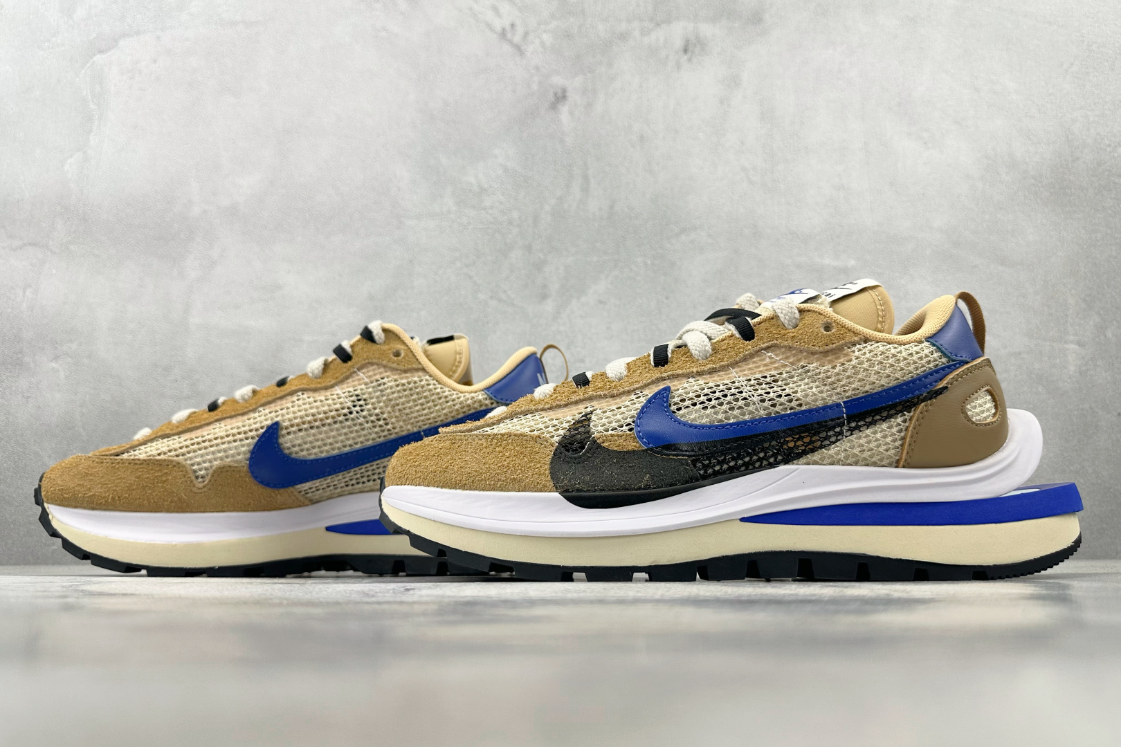 神版 
Sacai x Nike VaporWaffle 绒面革 sesame and bluevoid