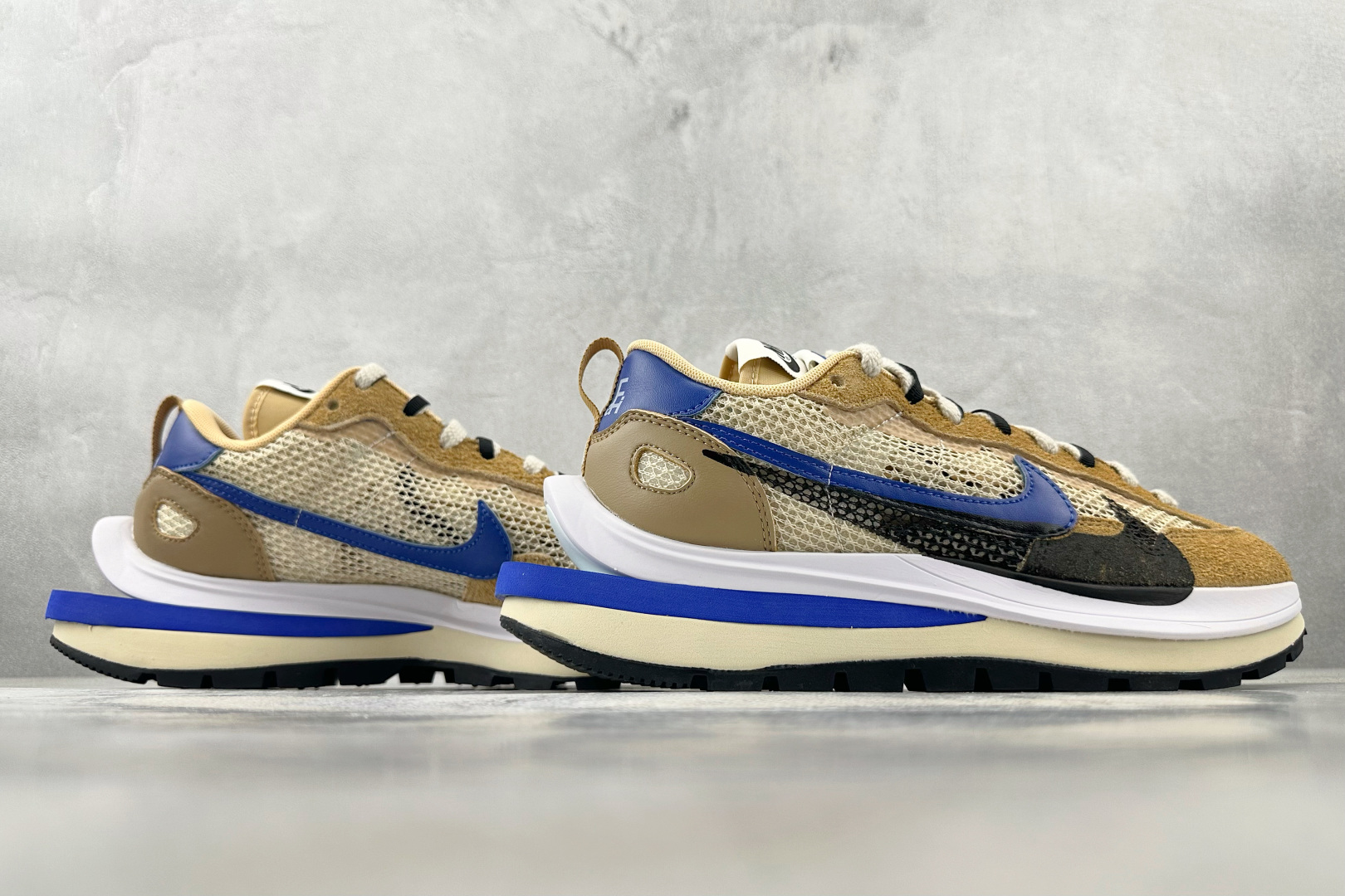 神版 
Sacai x Nike VaporWaffle 绒面革 sesame and bluevoid