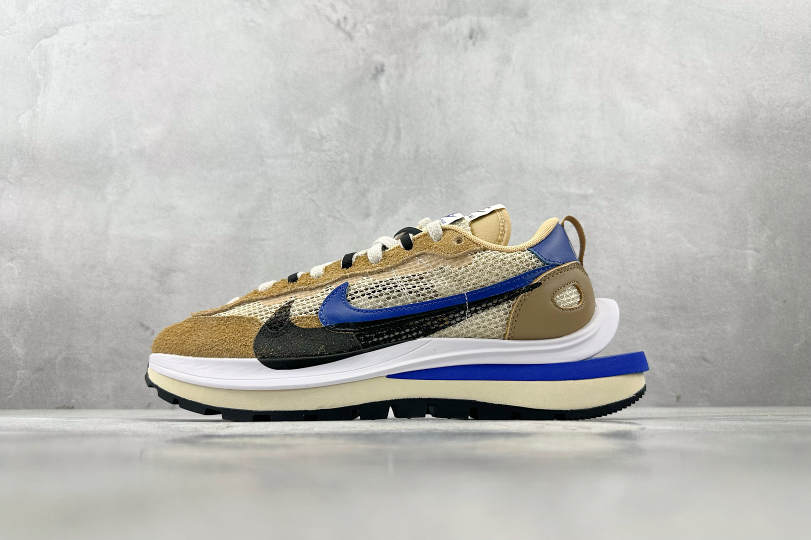 神版 
Sacai x Nike VaporWaffle 绒面革 sesame and bluevoid