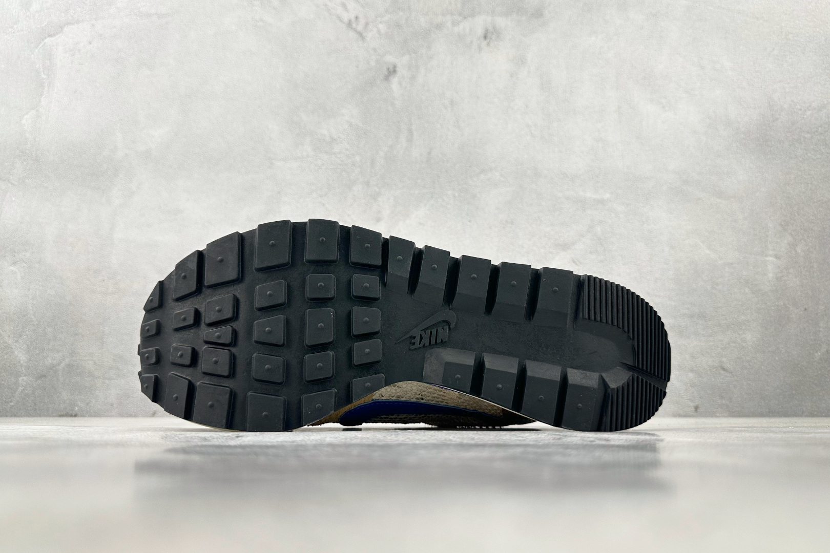 神版 
Sacai x Nike VaporWaffle 绒面革 sesame and bluevoid