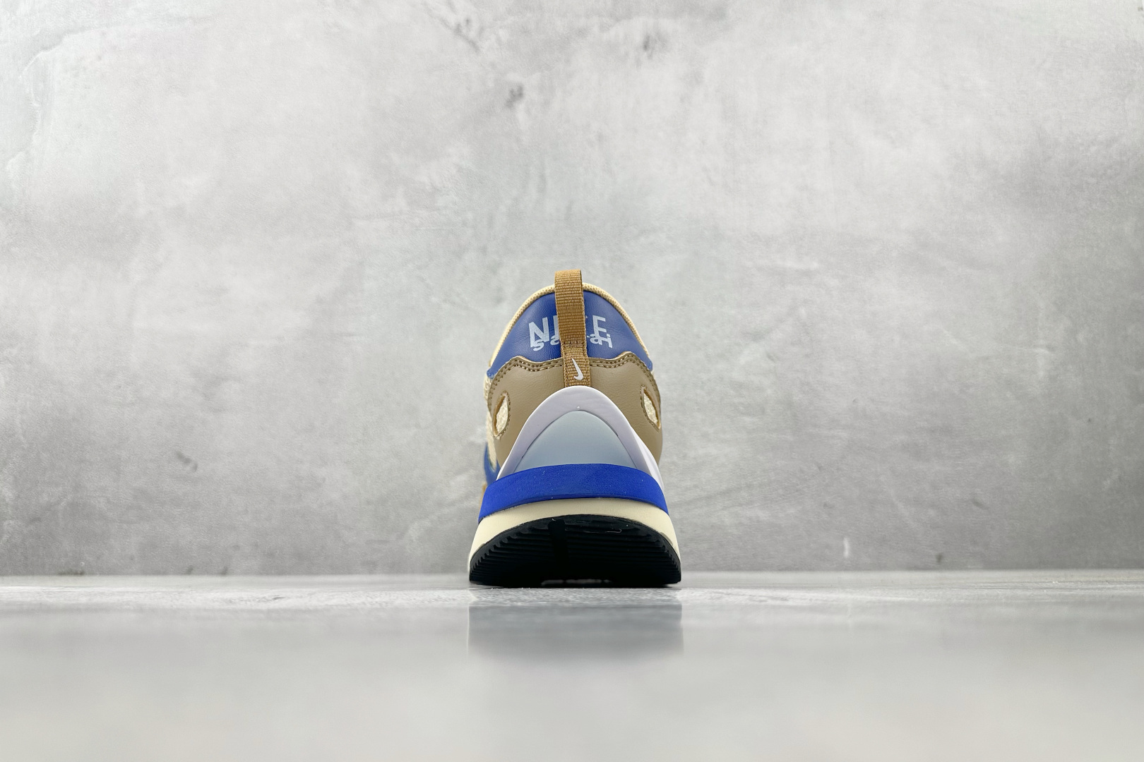 神版 
Sacai x Nike VaporWaffle 绒面革 sesame and bluevoid