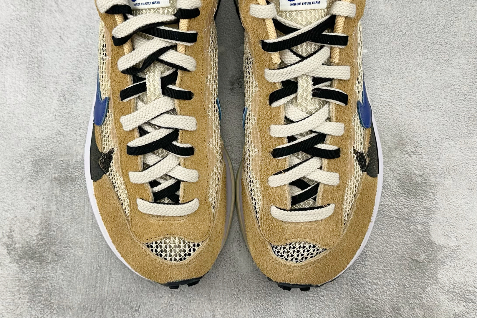 神版 
Sacai x Nike VaporWaffle 绒面革 sesame and bluevoid