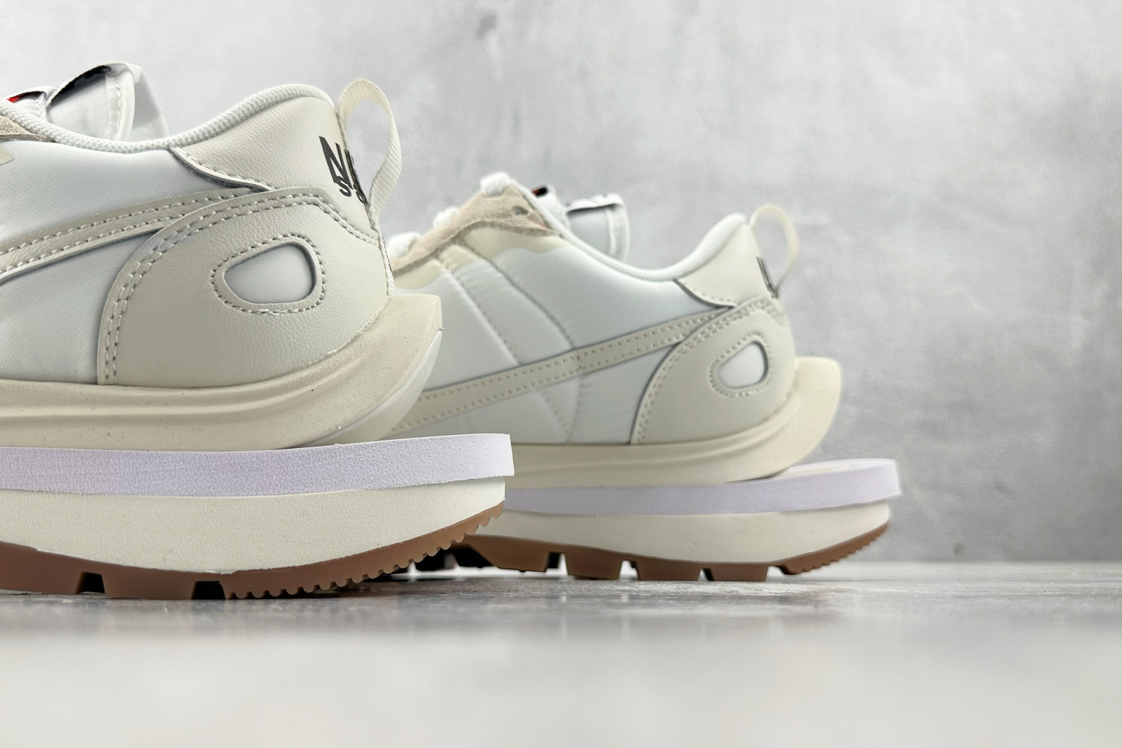 神版 
Sacai x Nike VaporWaffle white and gum 生胶 米白

货号