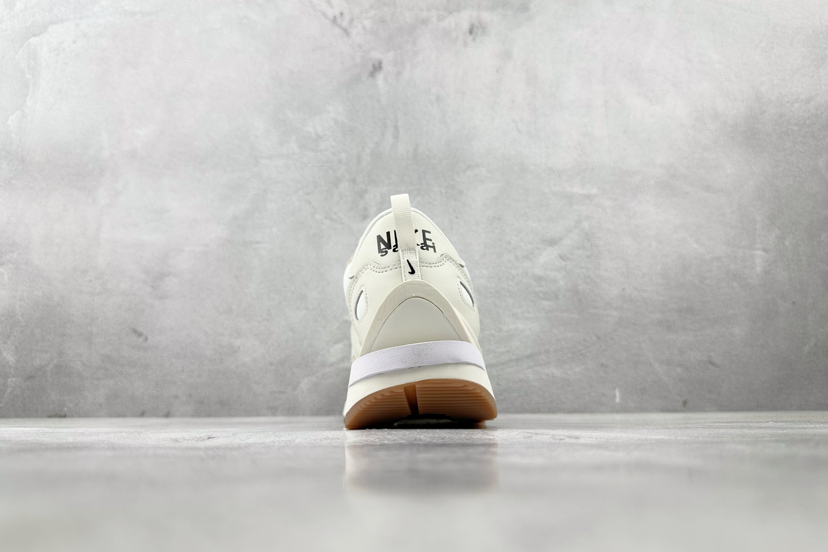 神版 
Sacai x Nike VaporWaffle white and gum 生胶 米白

货号
