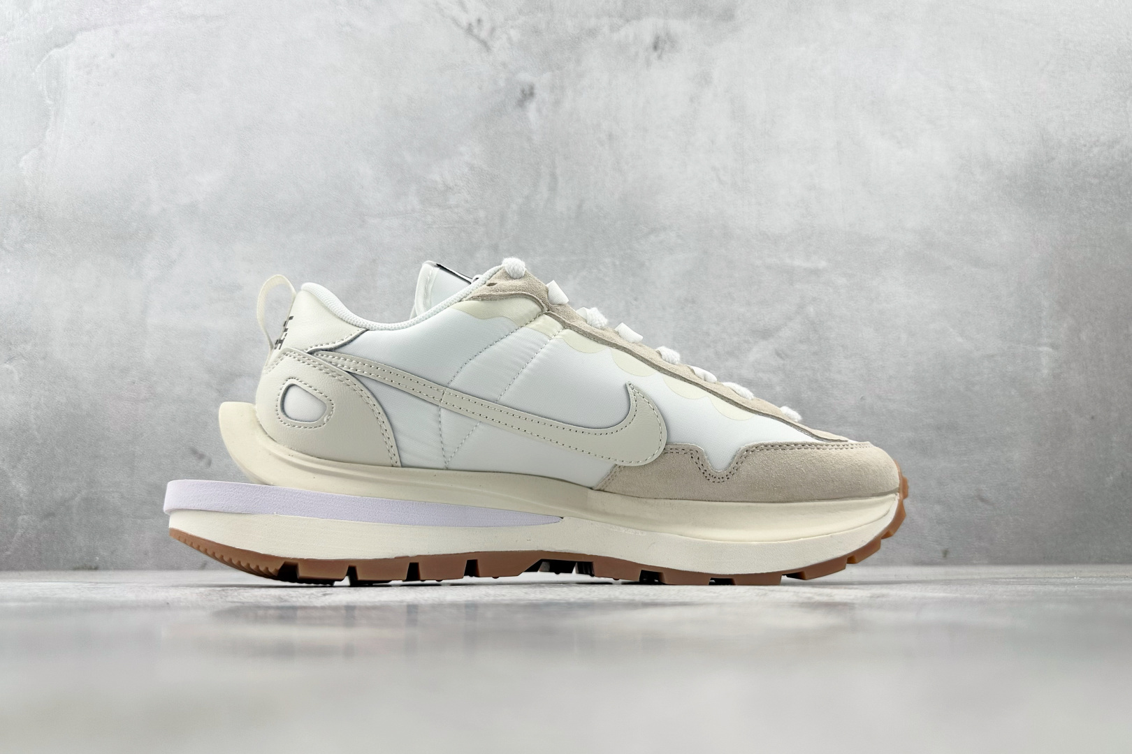 神版 
Sacai x Nike VaporWaffle white and gum 生胶 米白

货号