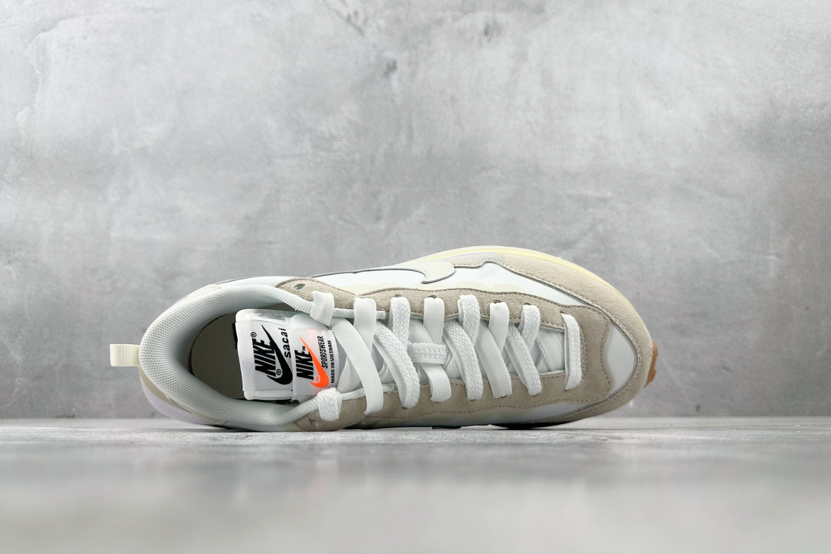 神版 
Sacai x Nike VaporWaffle white and gum 生胶 米白

货号