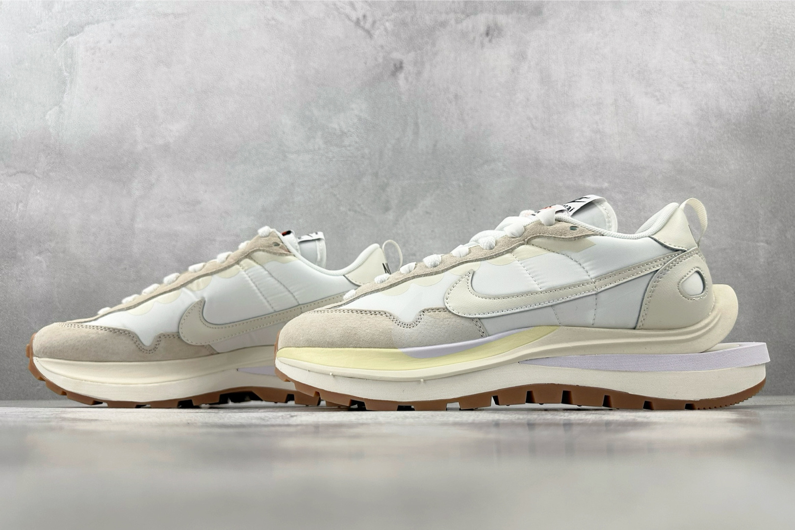 神版 
Sacai x Nike VaporWaffle white and gum 生胶 米白

货号