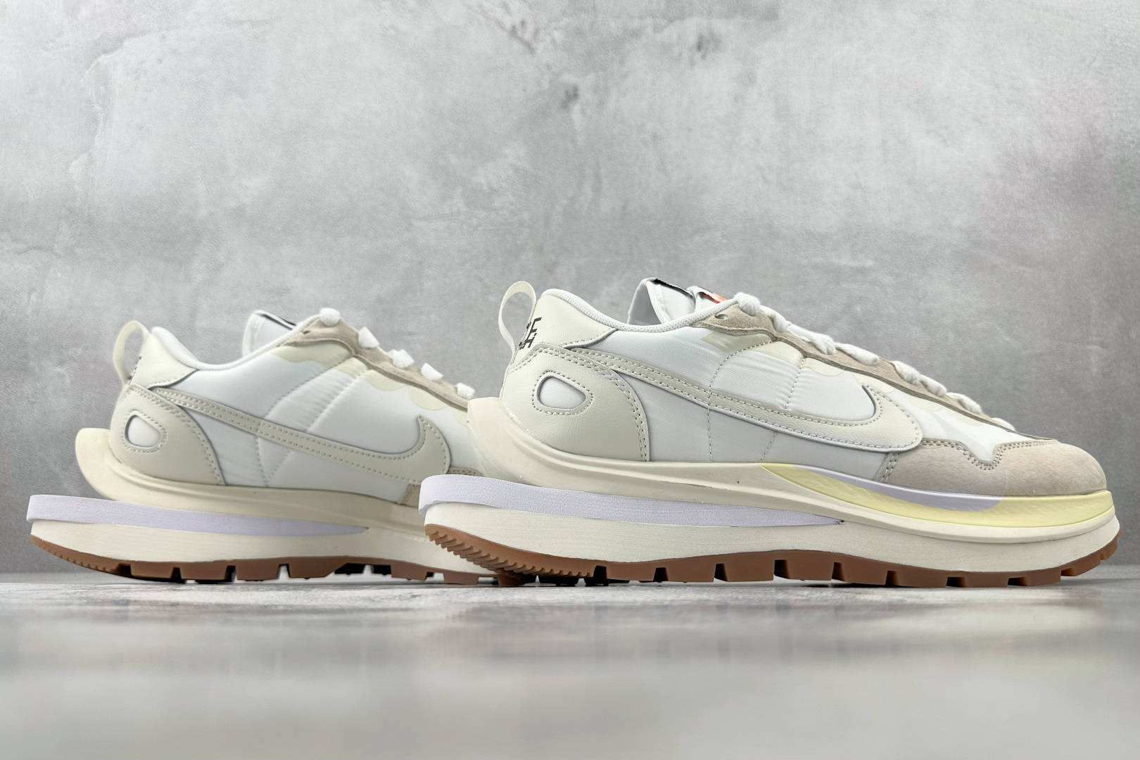 神版 
Sacai x Nike VaporWaffle white and gum 生胶 米白

货号