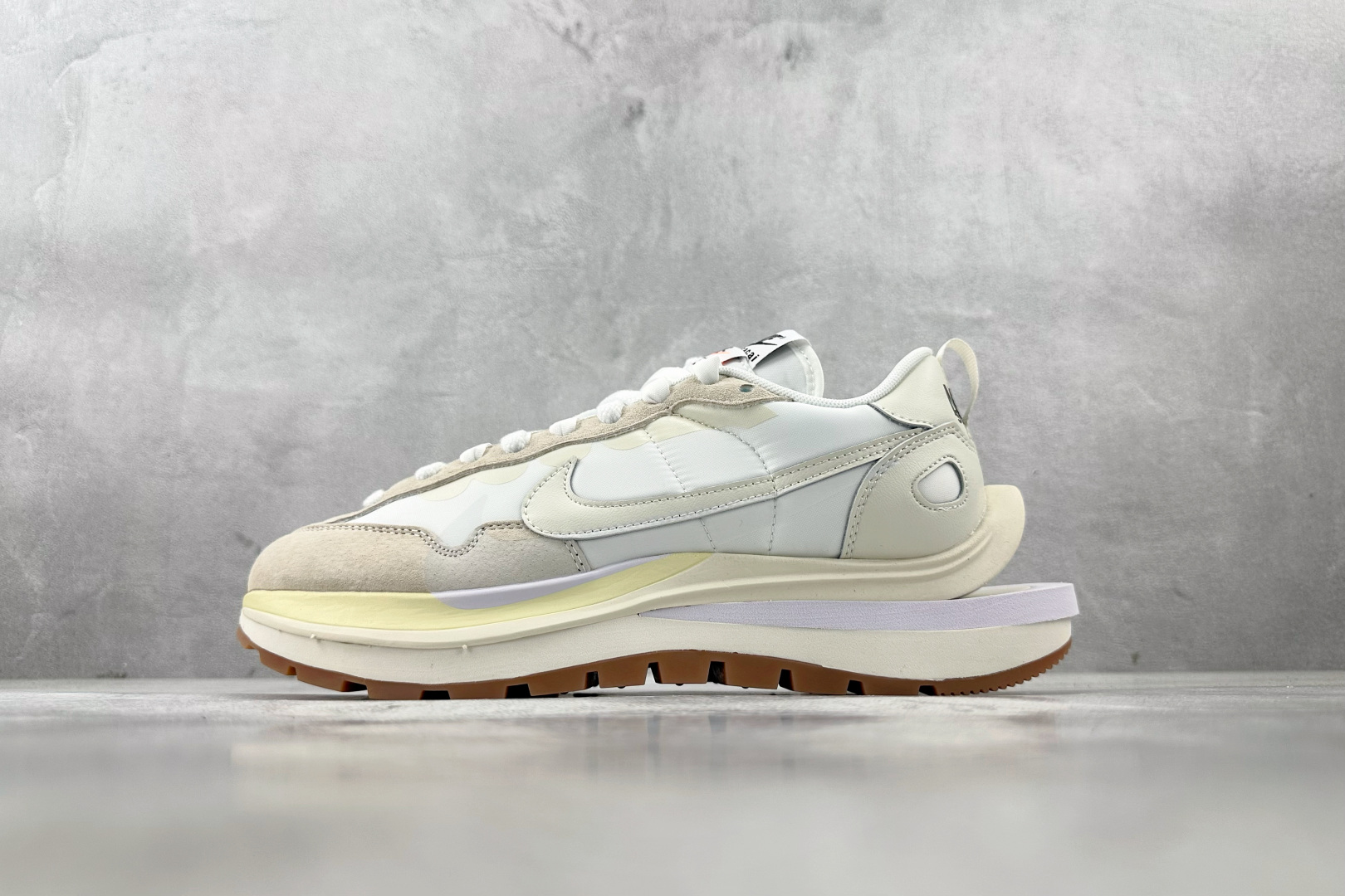 神版 
Sacai x Nike VaporWaffle white and gum 生胶 米白

货号