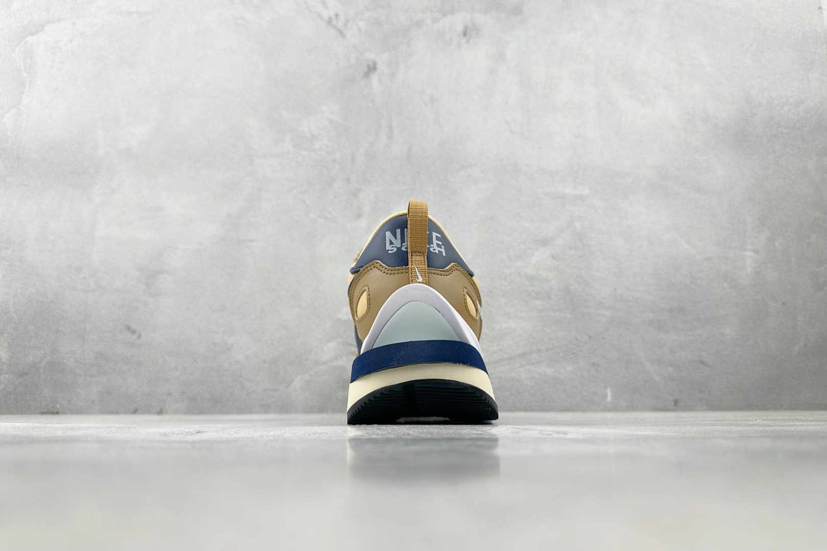 神版 
Sacai x Nike VaporWaffle 绒面革 sesame and bluevoid