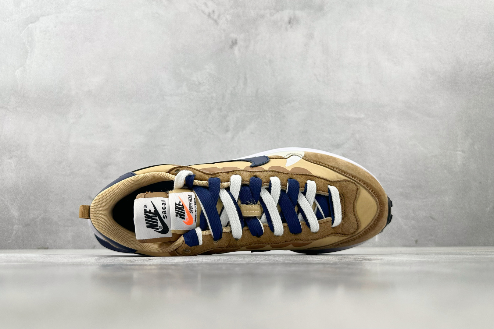 神版 
Sacai x Nike VaporWaffle 绒面革 sesame and bluevoid