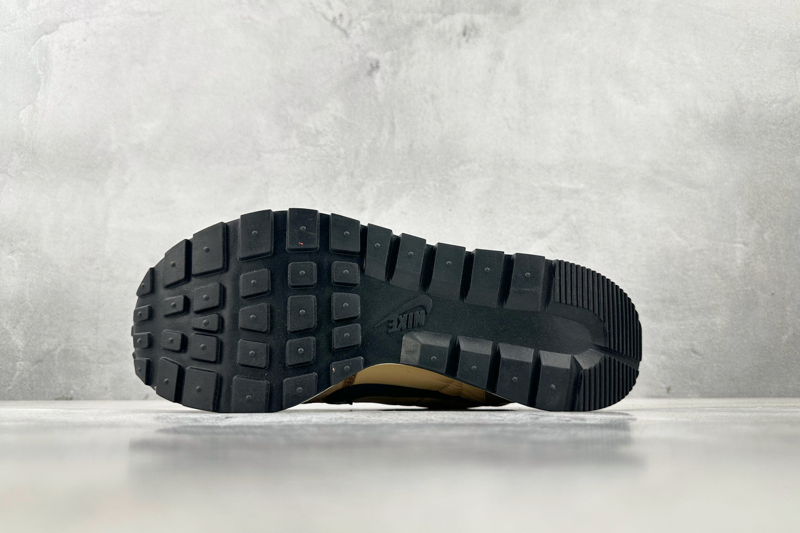 神版 
Sacai x Nike VaporWaffle 绒面革 sesame and bluevoid