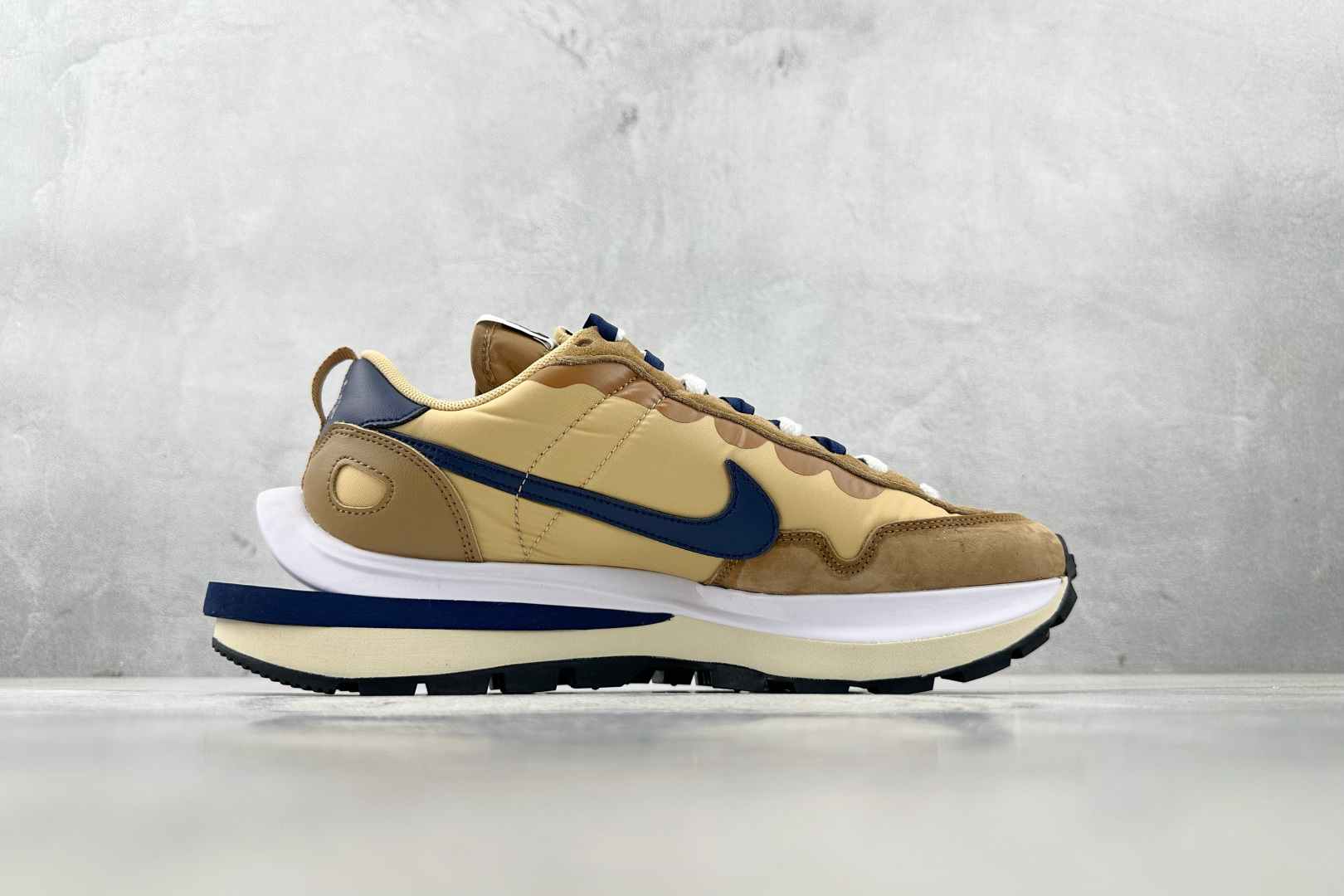 神版 
Sacai x Nike VaporWaffle 绒面革 sesame and bluevoid