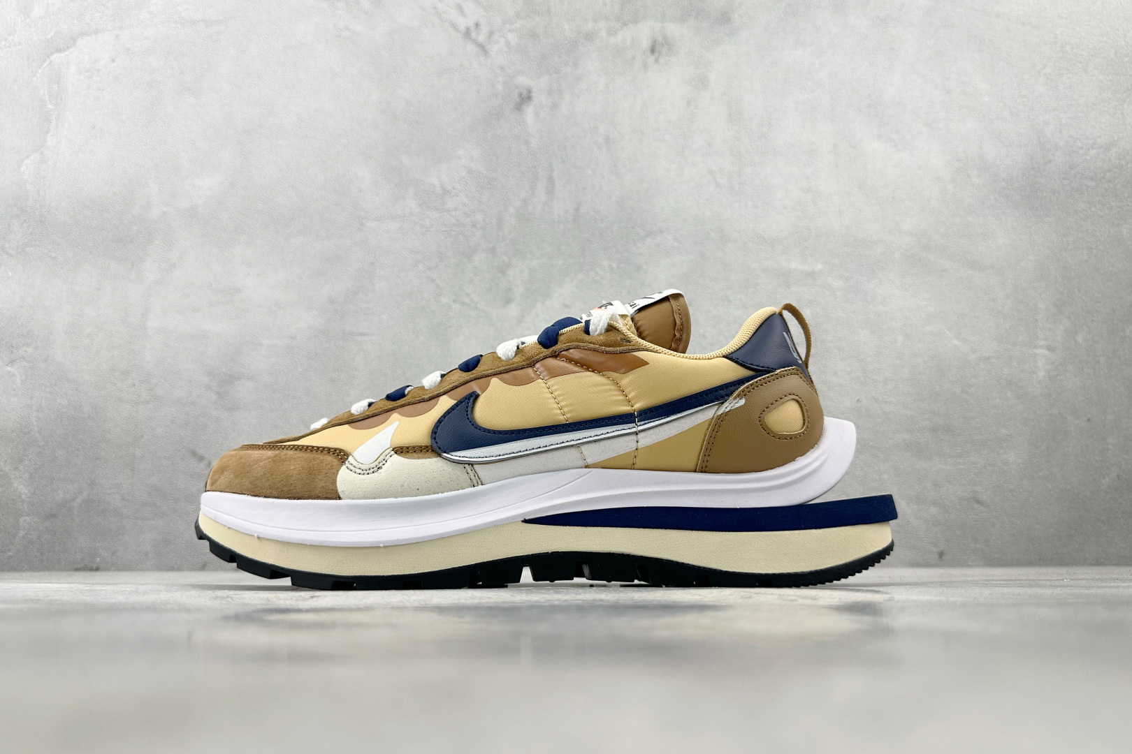 神版 
Sacai x Nike VaporWaffle 绒面革 sesame and bluevoid