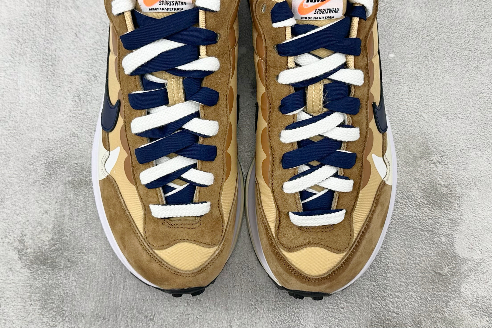 神版 
Sacai x Nike VaporWaffle 绒面革 sesame and bluevoid