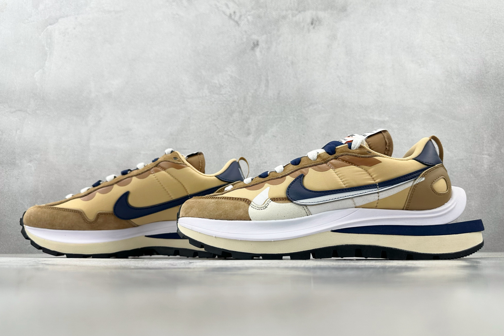 神版 
Sacai x Nike VaporWaffle 绒面革 sesame and bluevoid