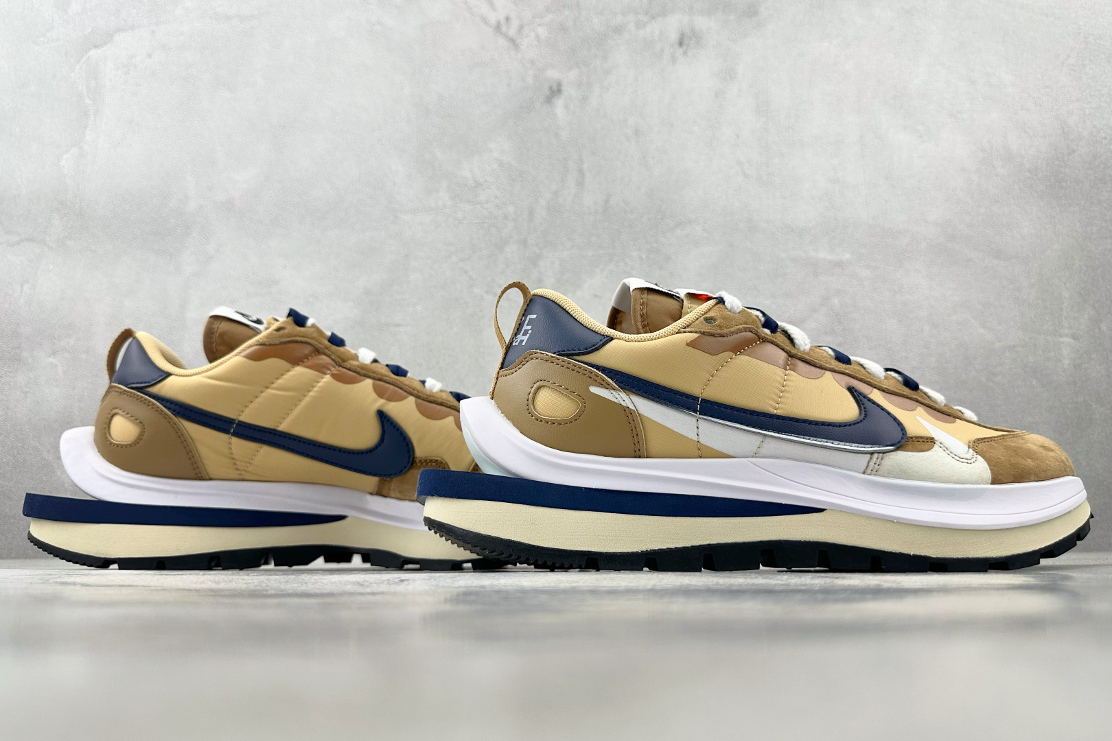 神版 
Sacai x Nike VaporWaffle 绒面革 sesame and bluevoid