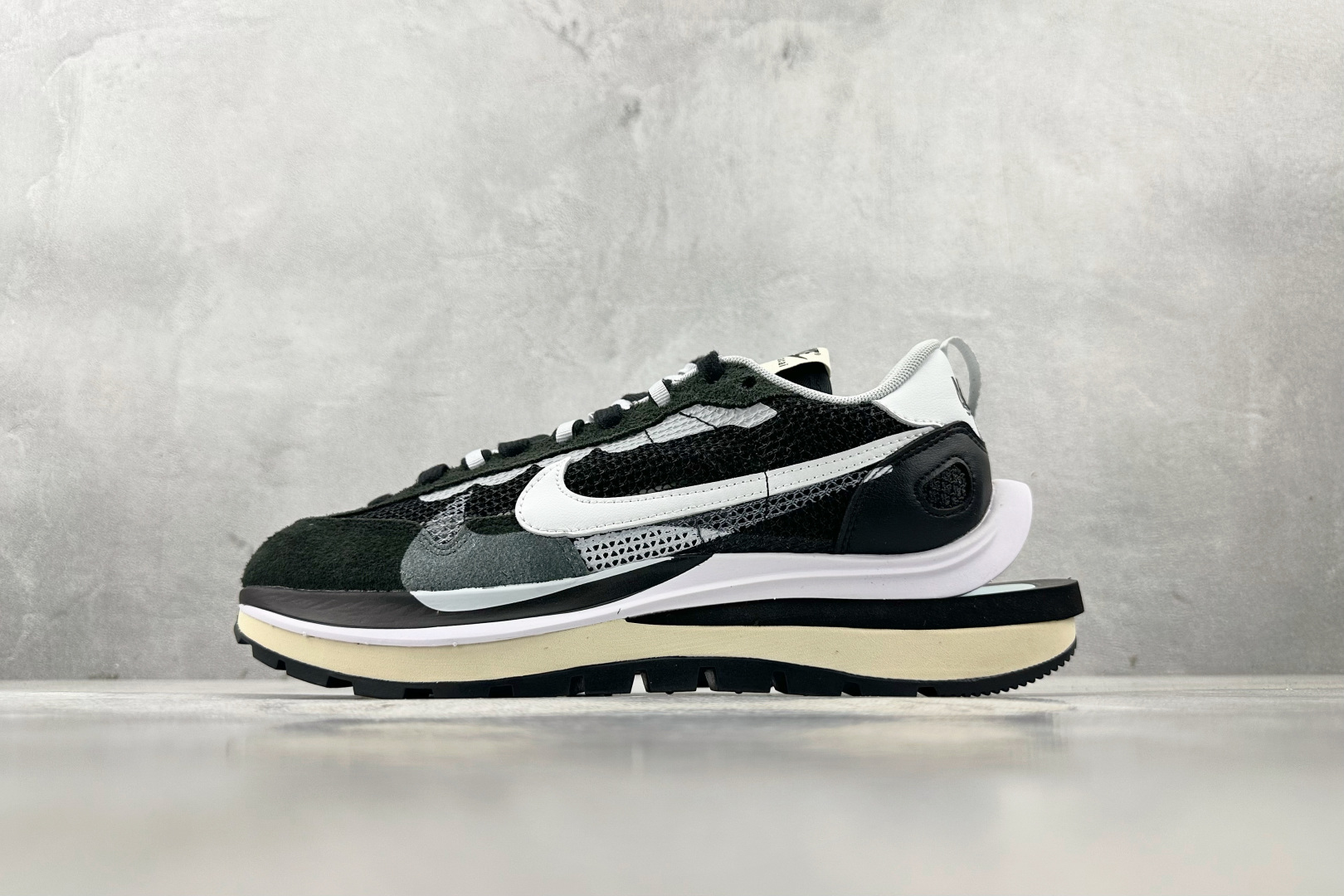 神版 
Sacai x Nike VaporWaffle black and white黑白

货号：C