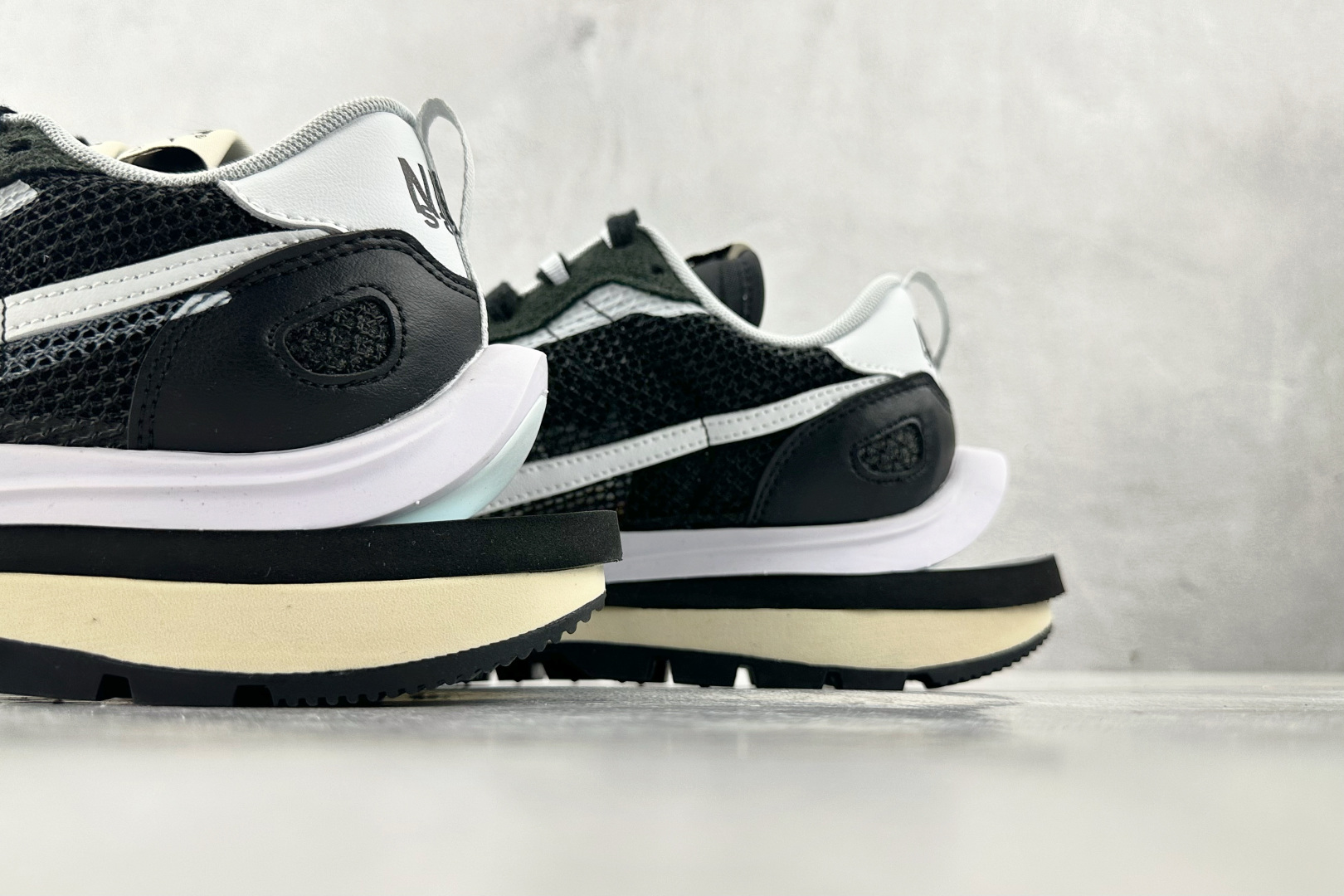 神版 
Sacai x Nike VaporWaffle black and white黑白

货号：C