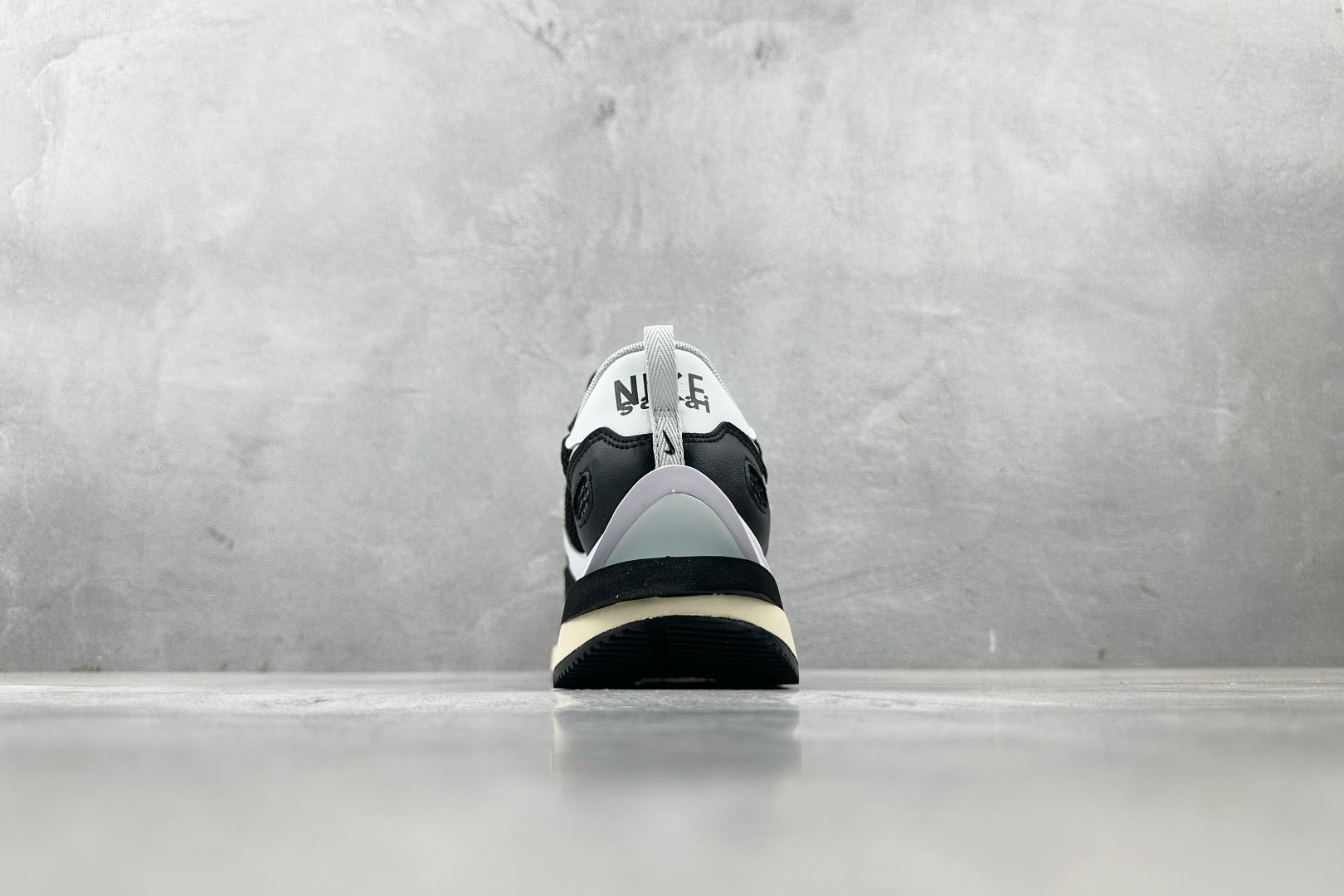 神版 
Sacai x Nike VaporWaffle black and white黑白

货号：C
