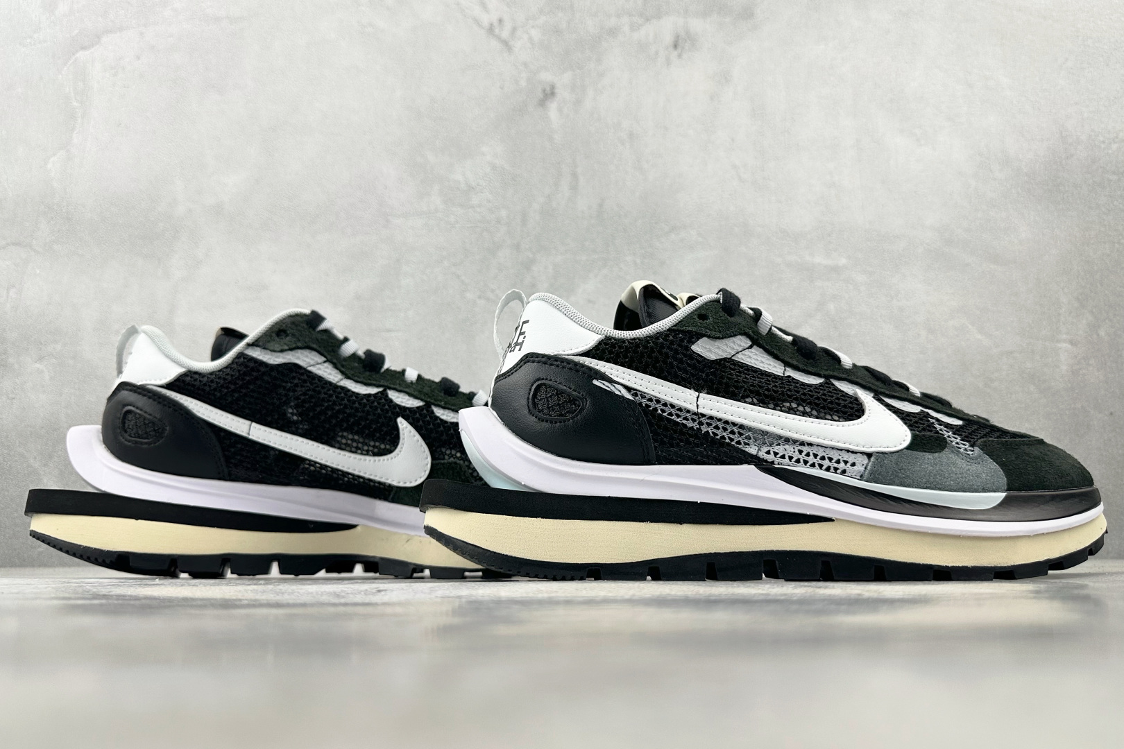 神版 
Sacai x Nike VaporWaffle black and white黑白

货号：C