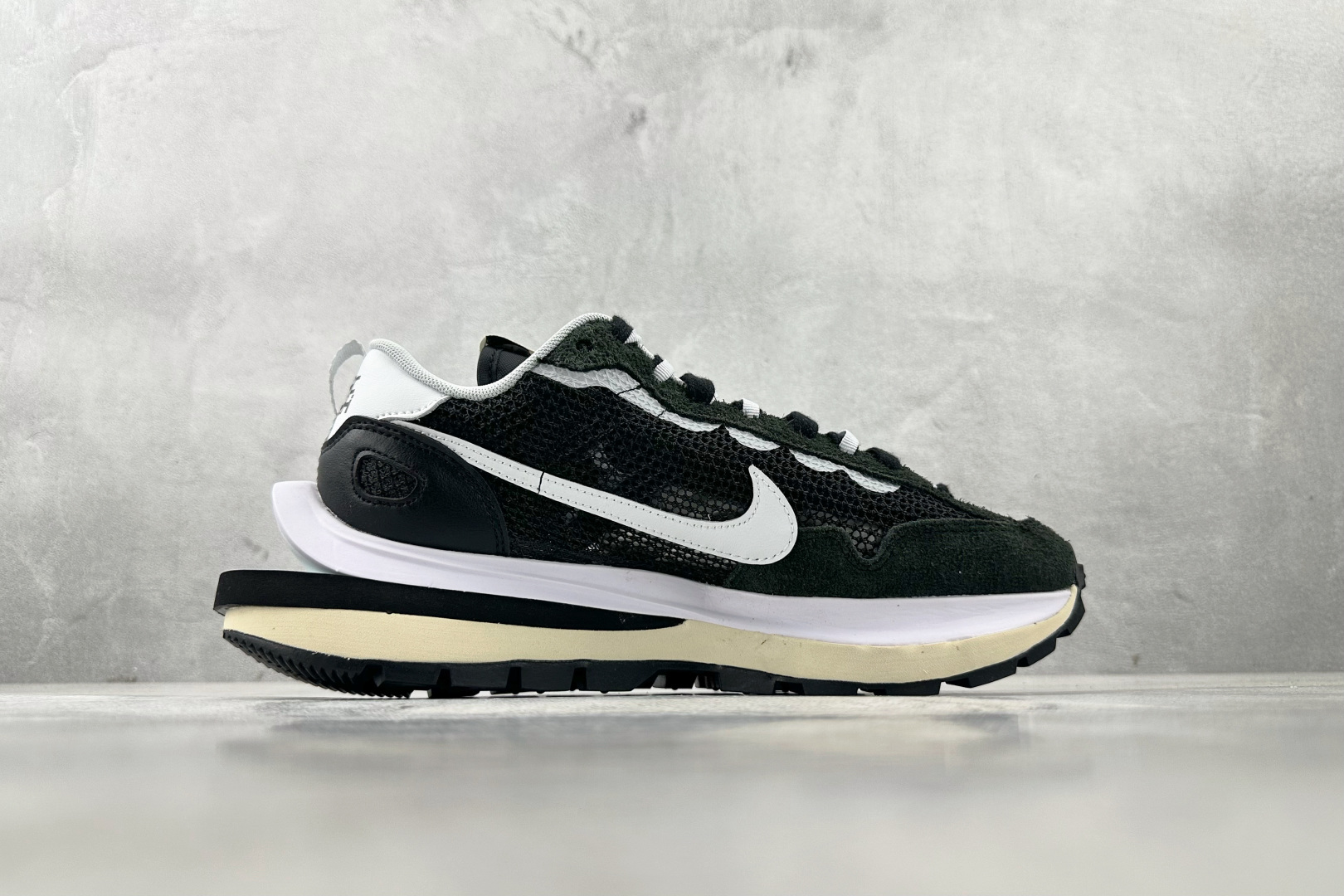 神版 
Sacai x Nike VaporWaffle black and white黑白

货号：C