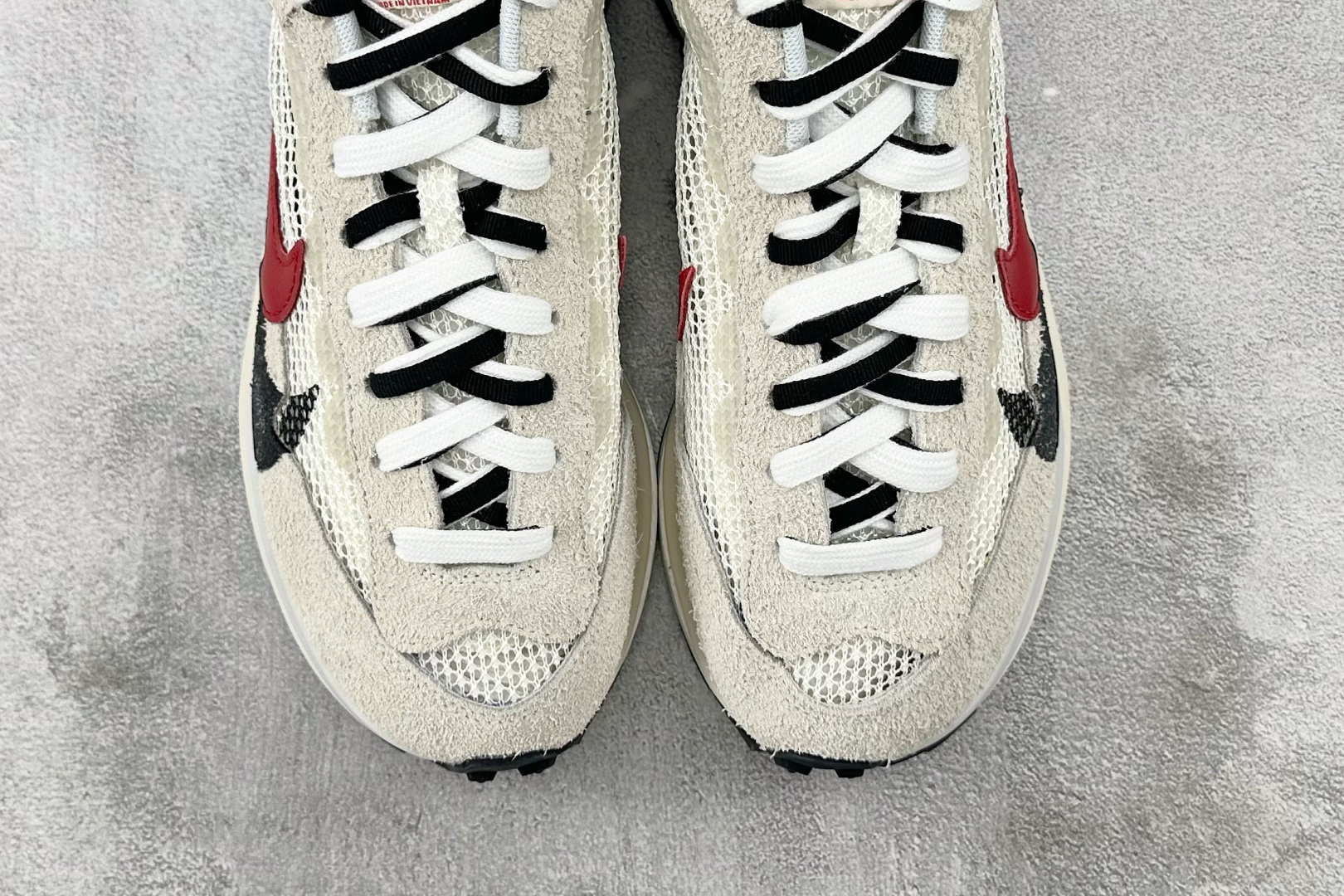 神版 
Sacai x Nike VaporWaffle royal fuchsia 灰白

货号：CV