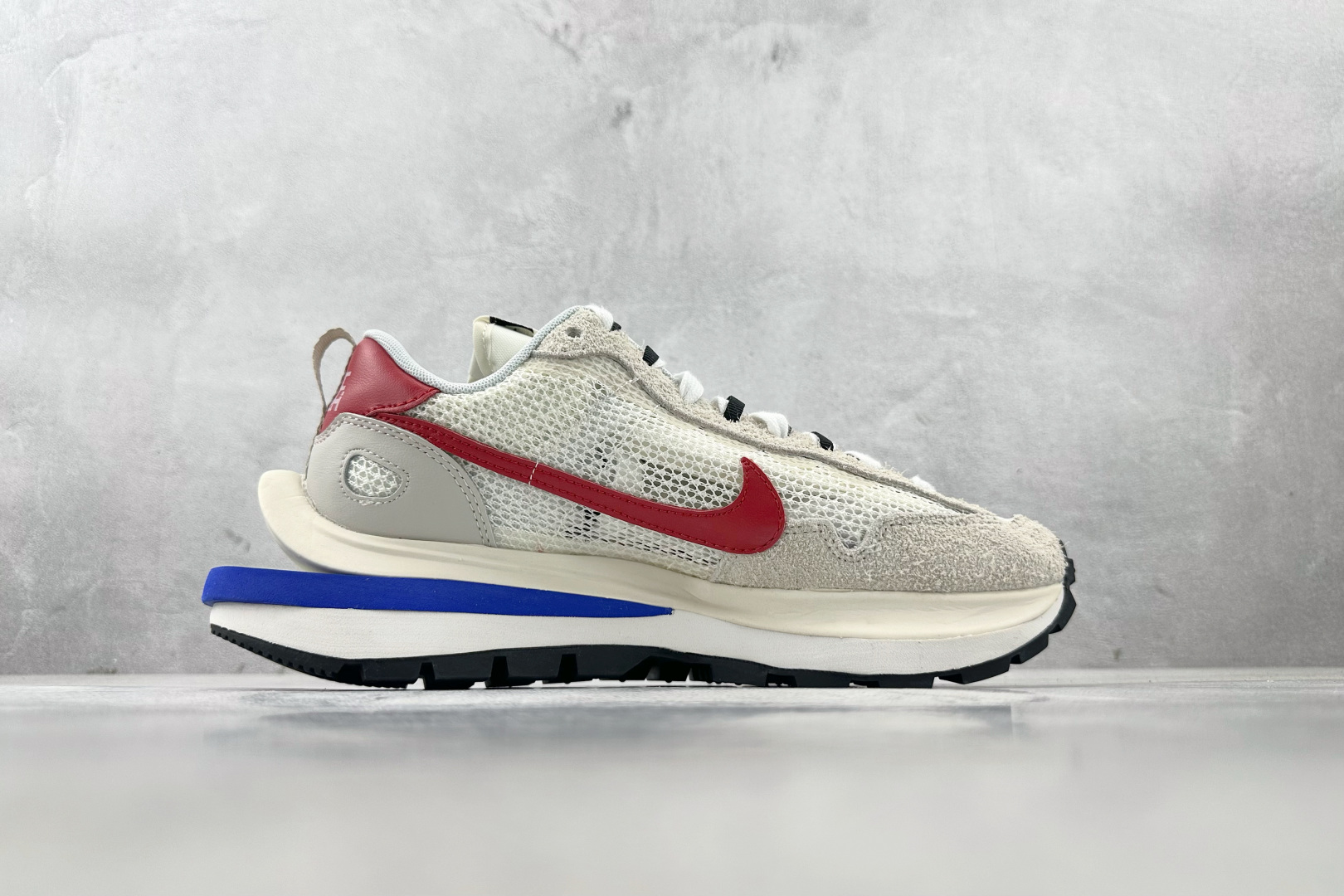 神版 
Sacai x Nike VaporWaffle royal fuchsia 灰白

货号：CV