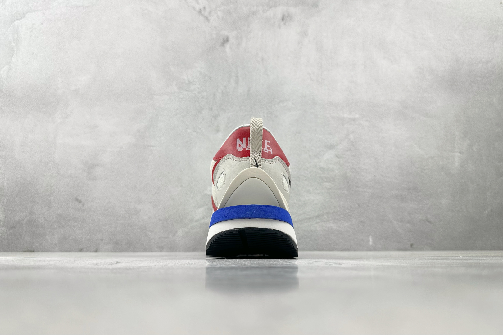 神版 
Sacai x Nike VaporWaffle royal fuchsia 灰白

货号：CV