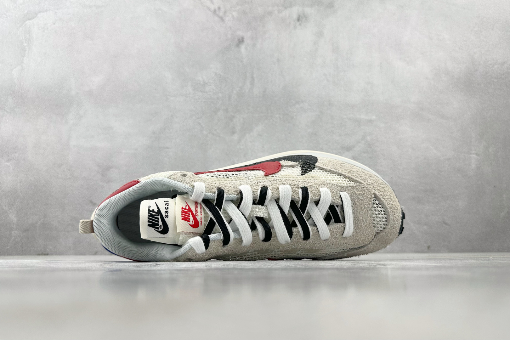神版 
Sacai x Nike VaporWaffle royal fuchsia 灰白

货号：CV