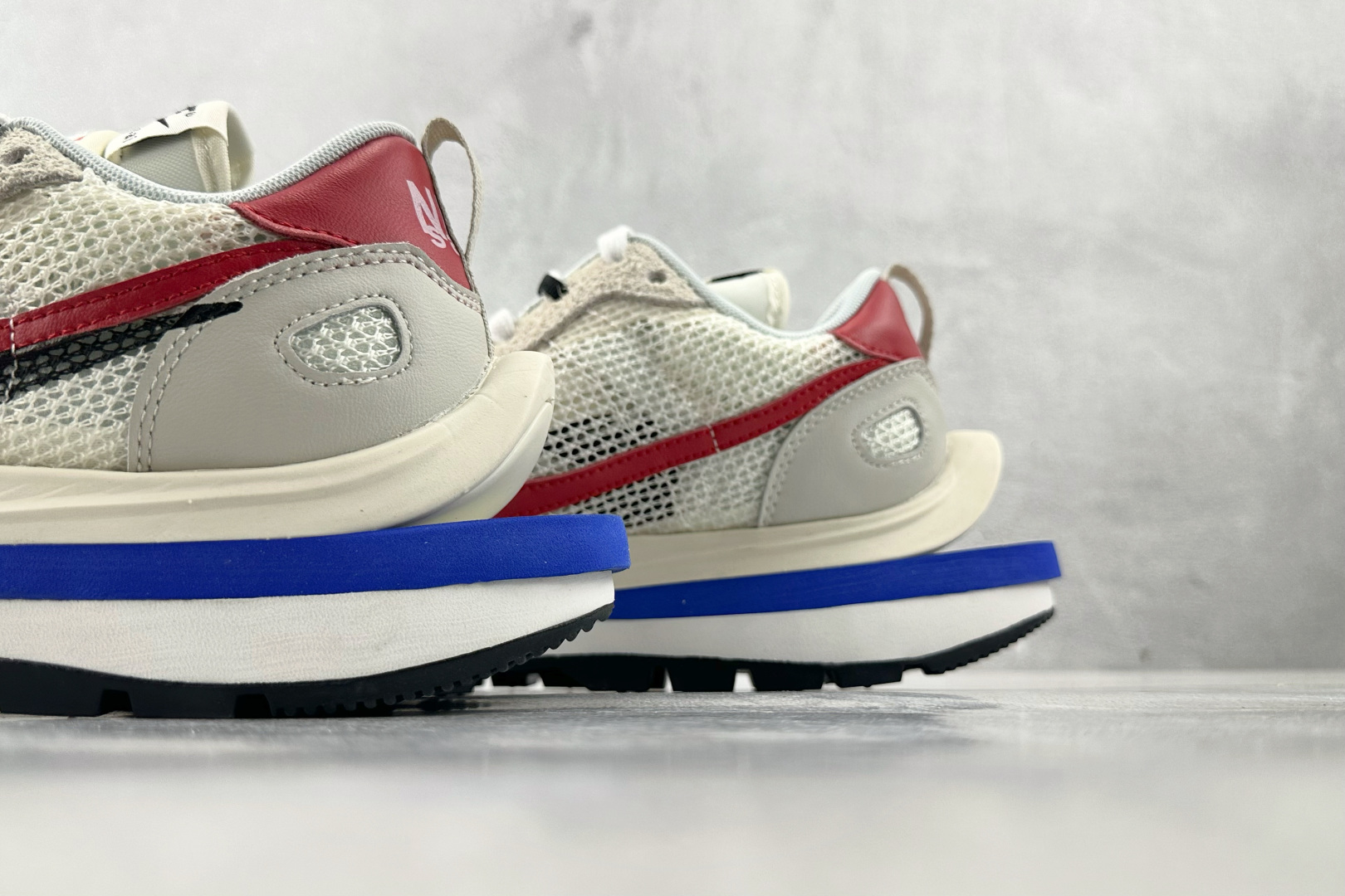 神版 
Sacai x Nike VaporWaffle royal fuchsia 灰白

货号：CV