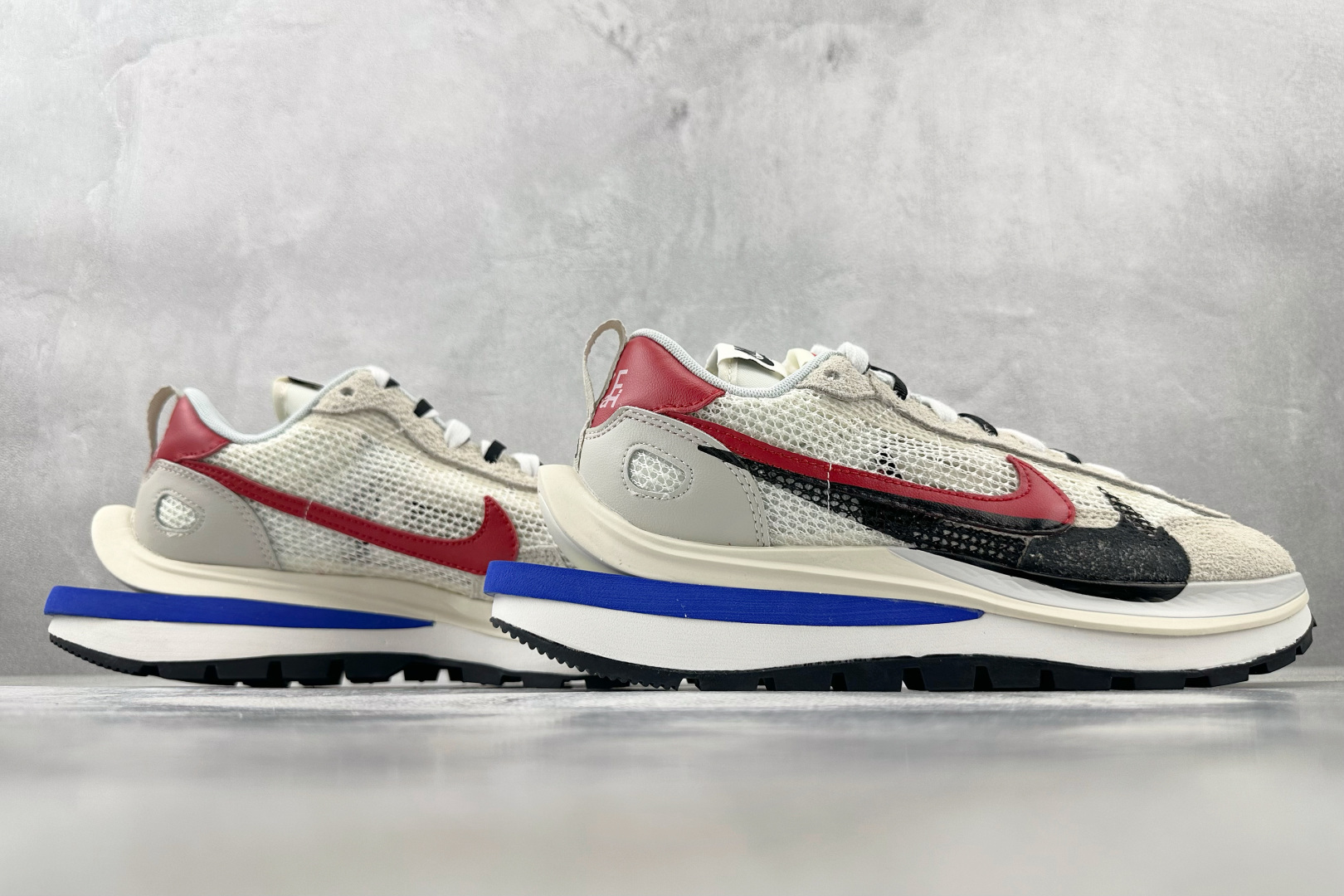 神版 
Sacai x Nike VaporWaffle royal fuchsia 灰白

货号：CV