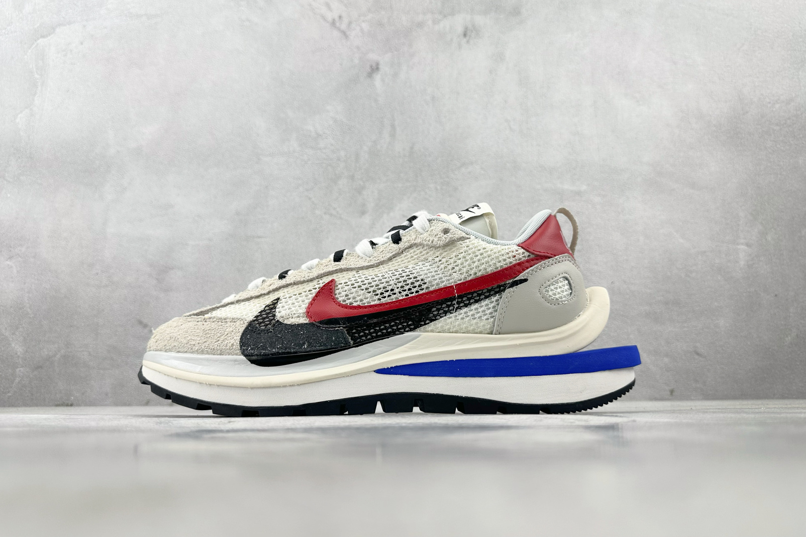 神版 
Sacai x Nike VaporWaffle royal fuchsia 灰白

货号：CV