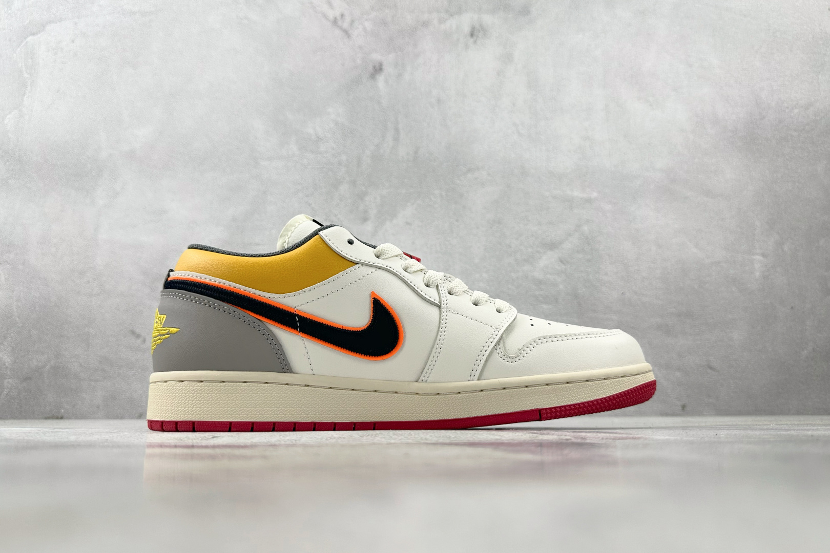 XC 本地💰180
Jordan Air Jordan 1 LOW PREMIUM 帆白

货号：HV4511-133
尺码：36 36.5 37 38.5 39 40 40.5 41 42 42.5 43 44 44.5 45 46
编码：28
